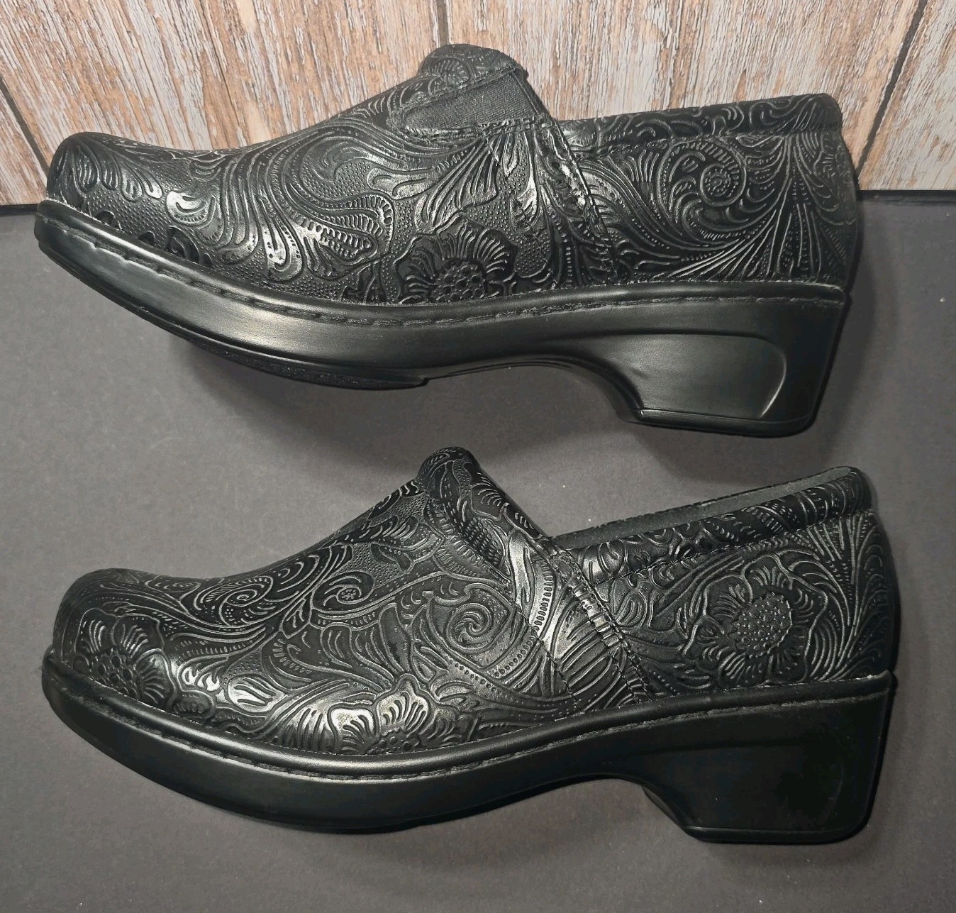 Yuu Bethanee Black Tooled Embossed Leather Floral Paisley Clogs Slip-On Shoes 8W