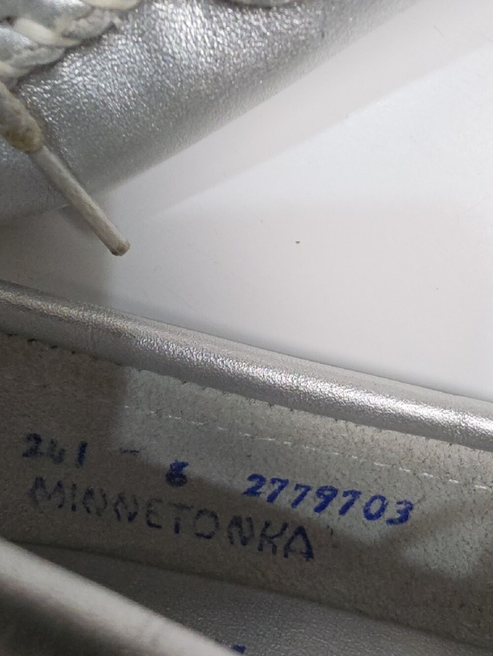 Minnetonka Thunderbird «Animikii» Silver Metallic Leather Moccasin Loafers Size6