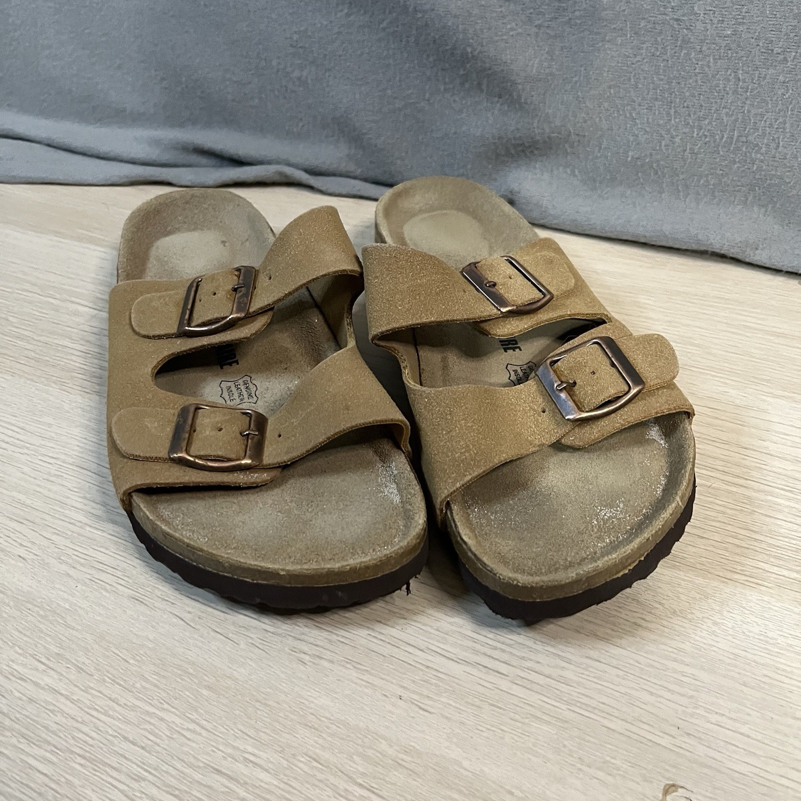 Cushionaire Women’s Slide Sandals Double Strap Comfort leather Beige Size 10M