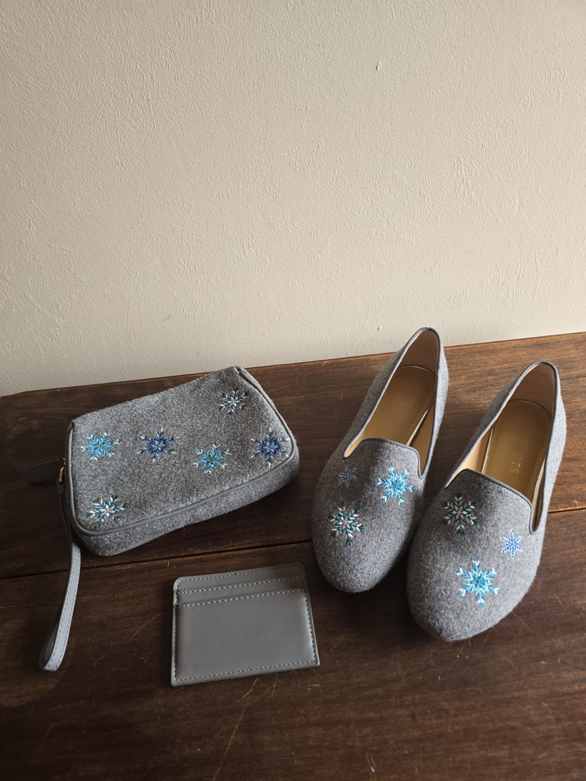 Women’s 3pc Talbots Ryan Embroidered Flannel Loafers/Wristlet Gray Snowflake 7M