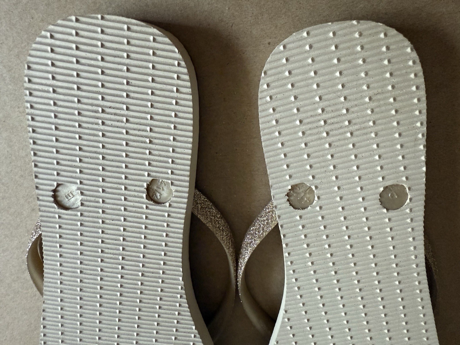 Havaianas Slim Iridescent Golden Sand w/Matching Gold Straps EU41-42 – NEW