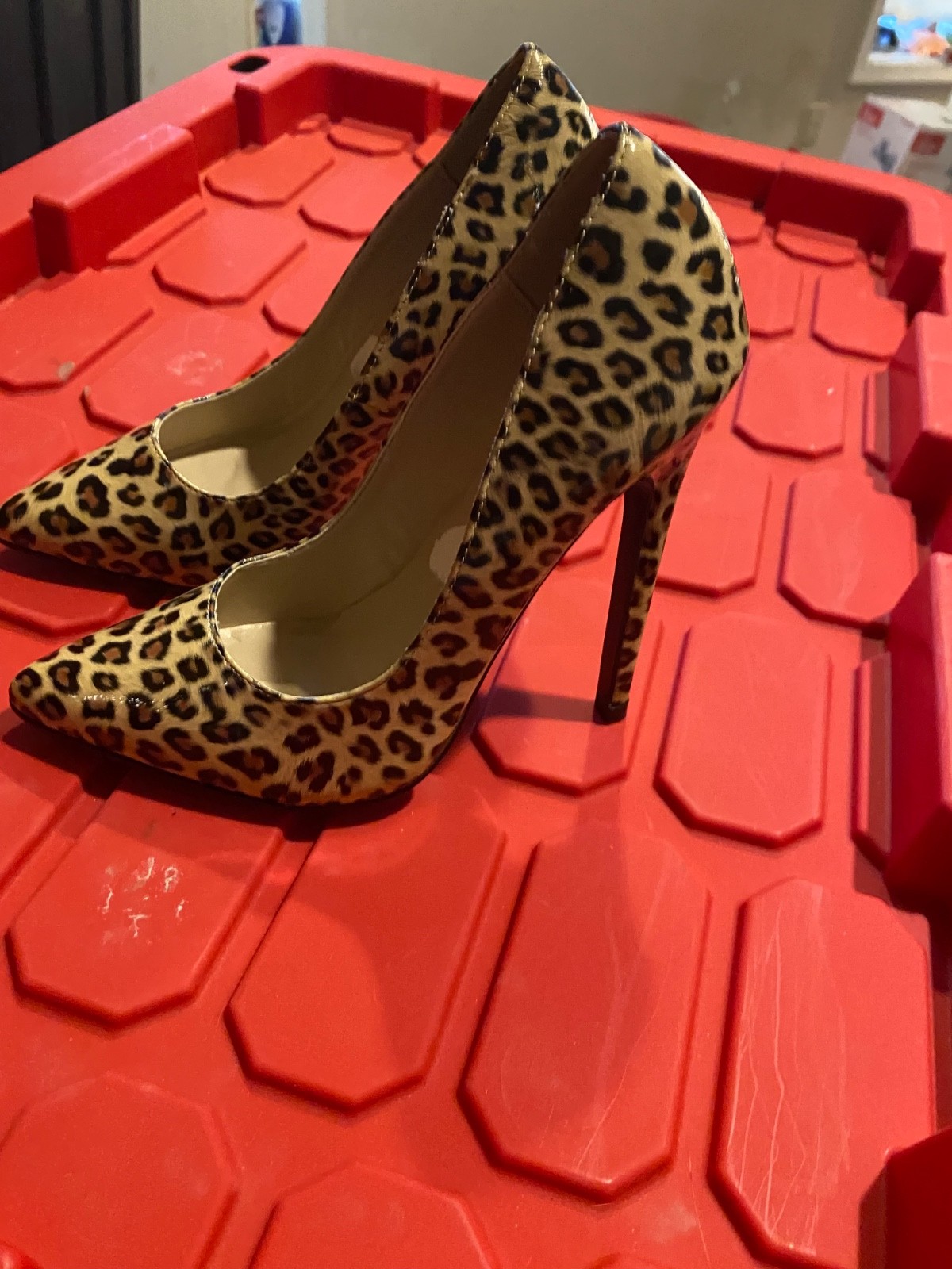 NEW WITH DEFECTS WOMENS DEVIOUS BY PLEASER LEOPARD PRINT 6″ PUMPS