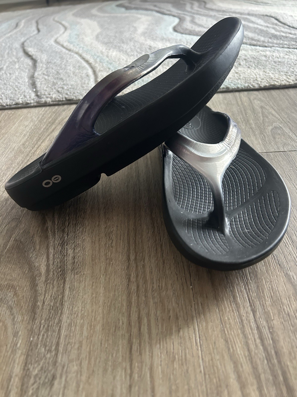 OOFOS Women’s Comfort Cushioned Thong Sandals Black/Silver US 7 EU 38