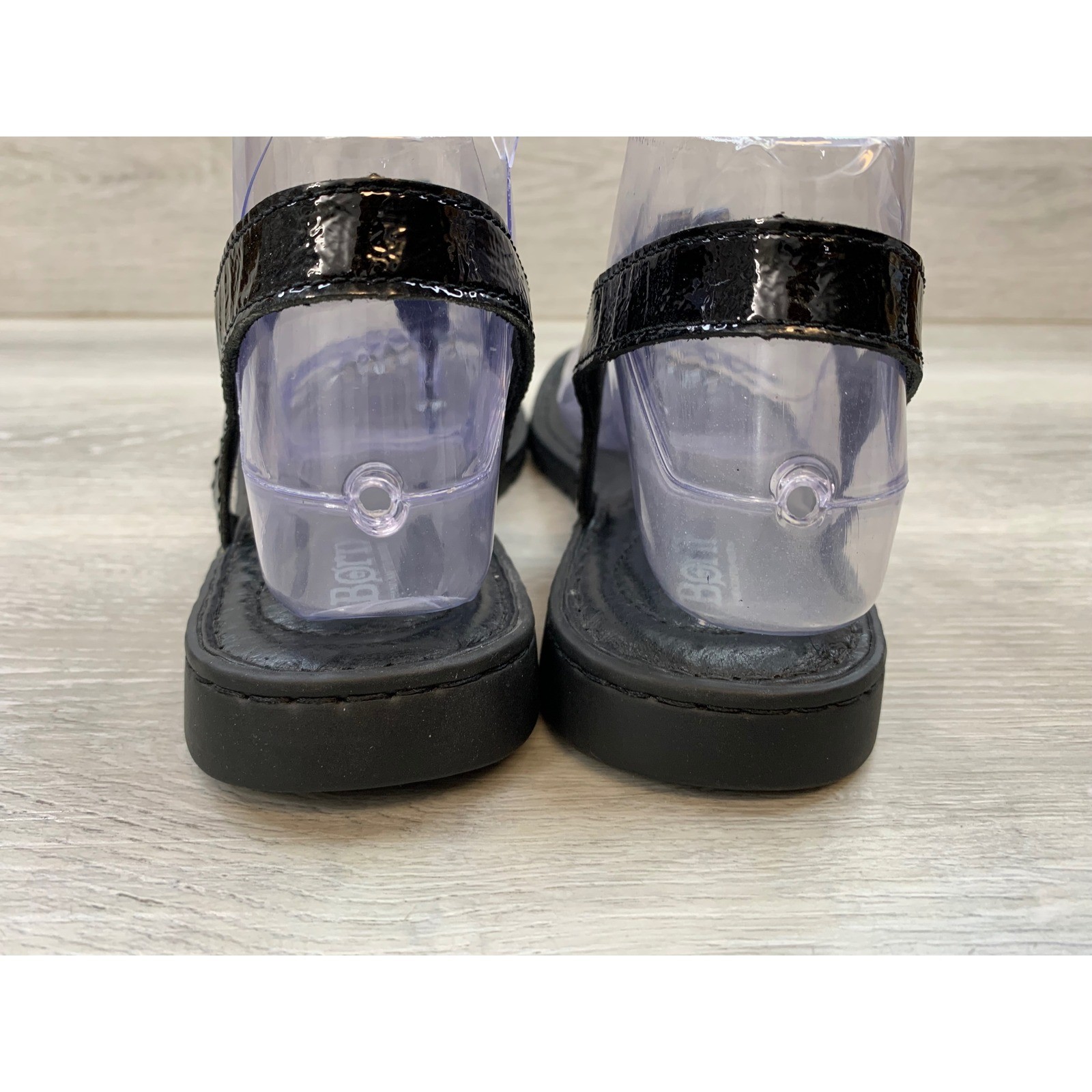 Born Women’s Sandals Black Leather T-Strap Comfort Flat 9 Casual Comfort Shoes