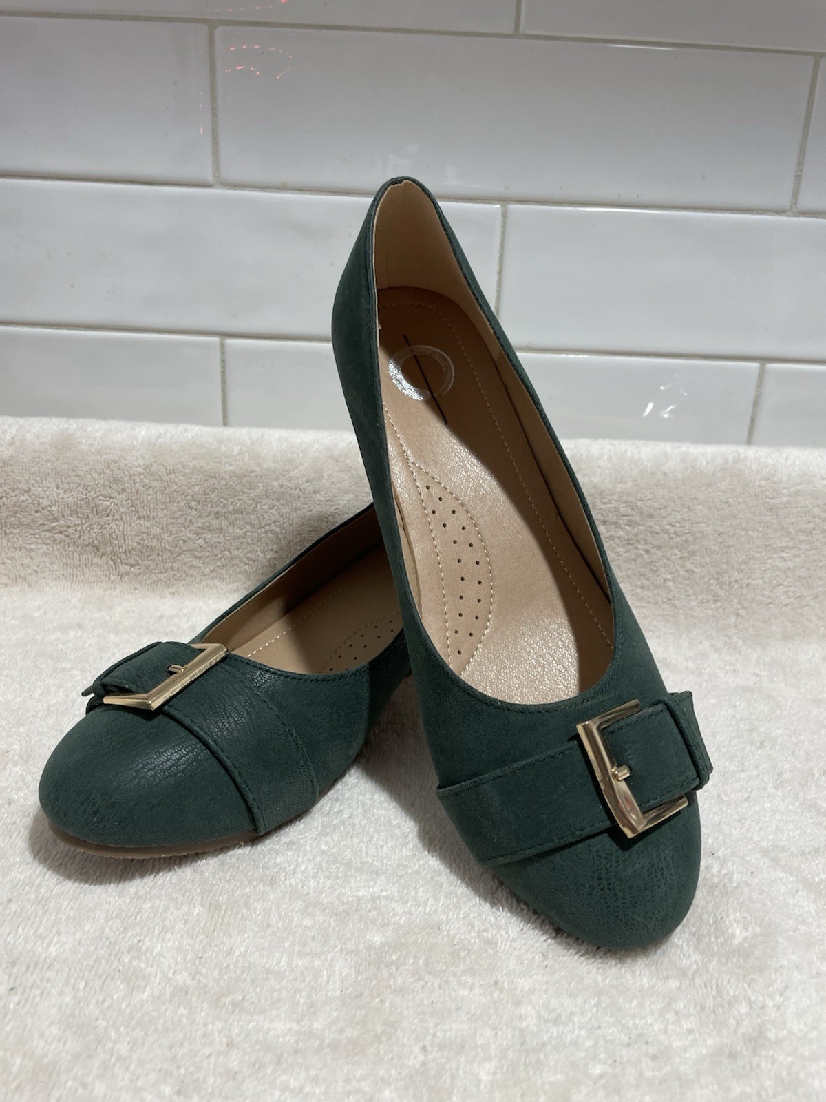 Journee Collection Graysn Green Suede Wedge Flat SlipOn Comfort Round Toe Size 8