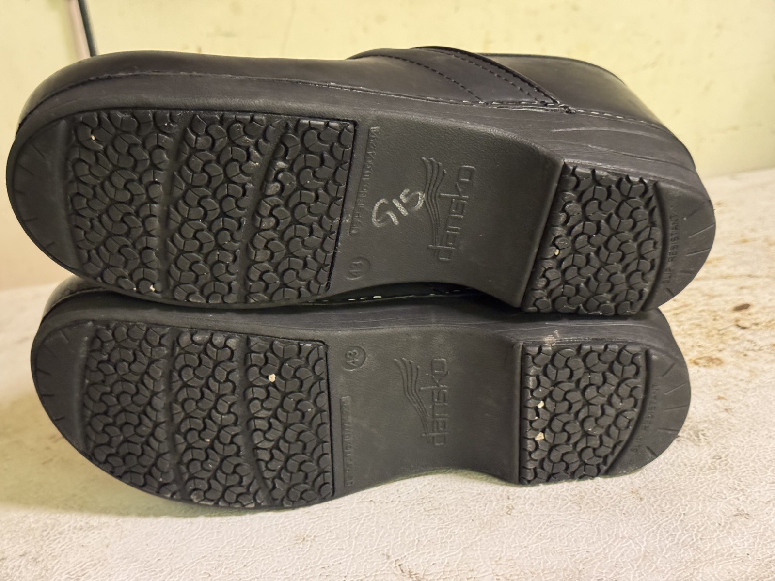 Dansko Black Leather XP2.0 43 Clogs