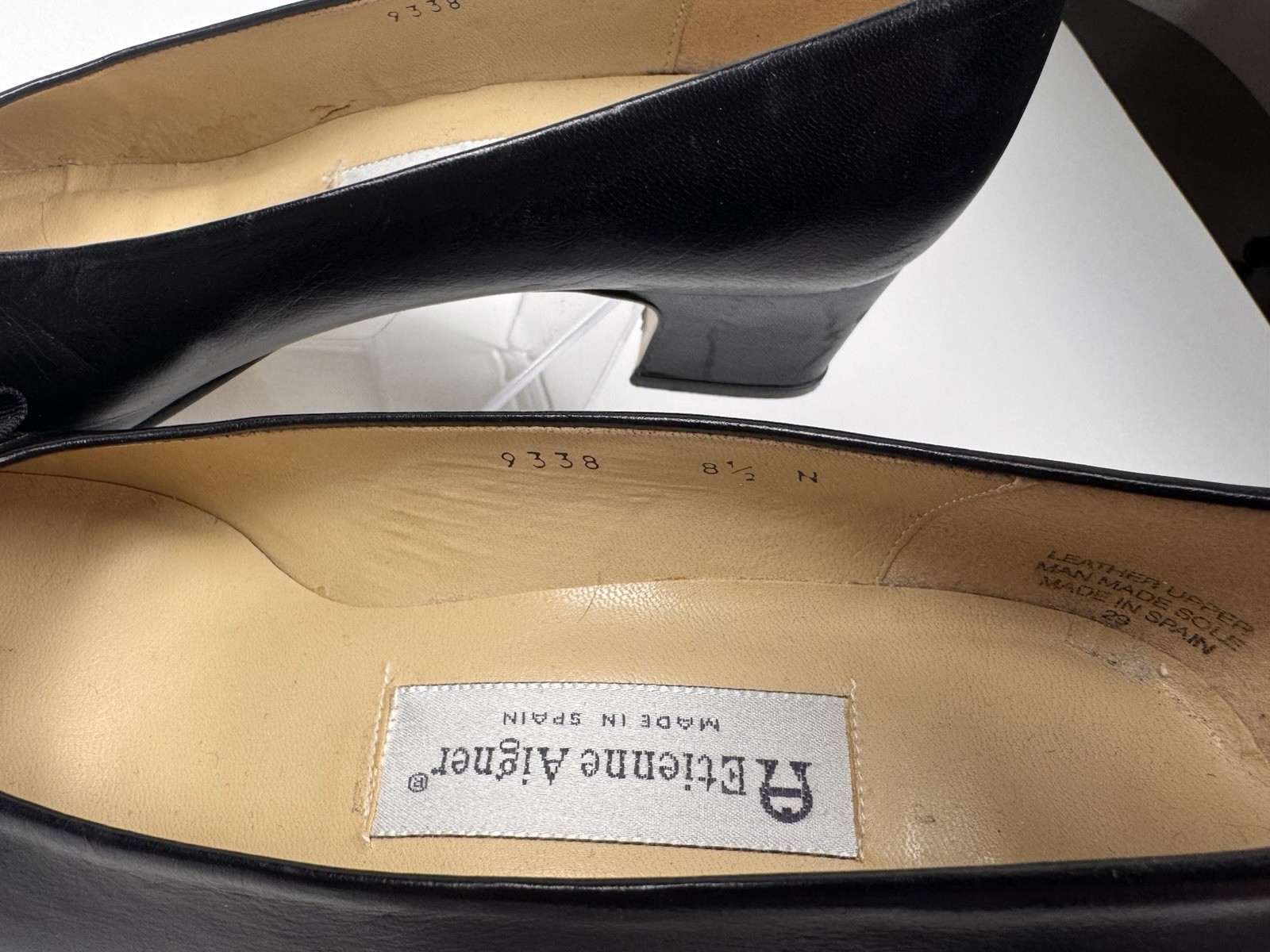 ETIENNE AIGNER Black Vintage Leather pumps, Grosgrain Bow with Logo 8.5 Narrow
