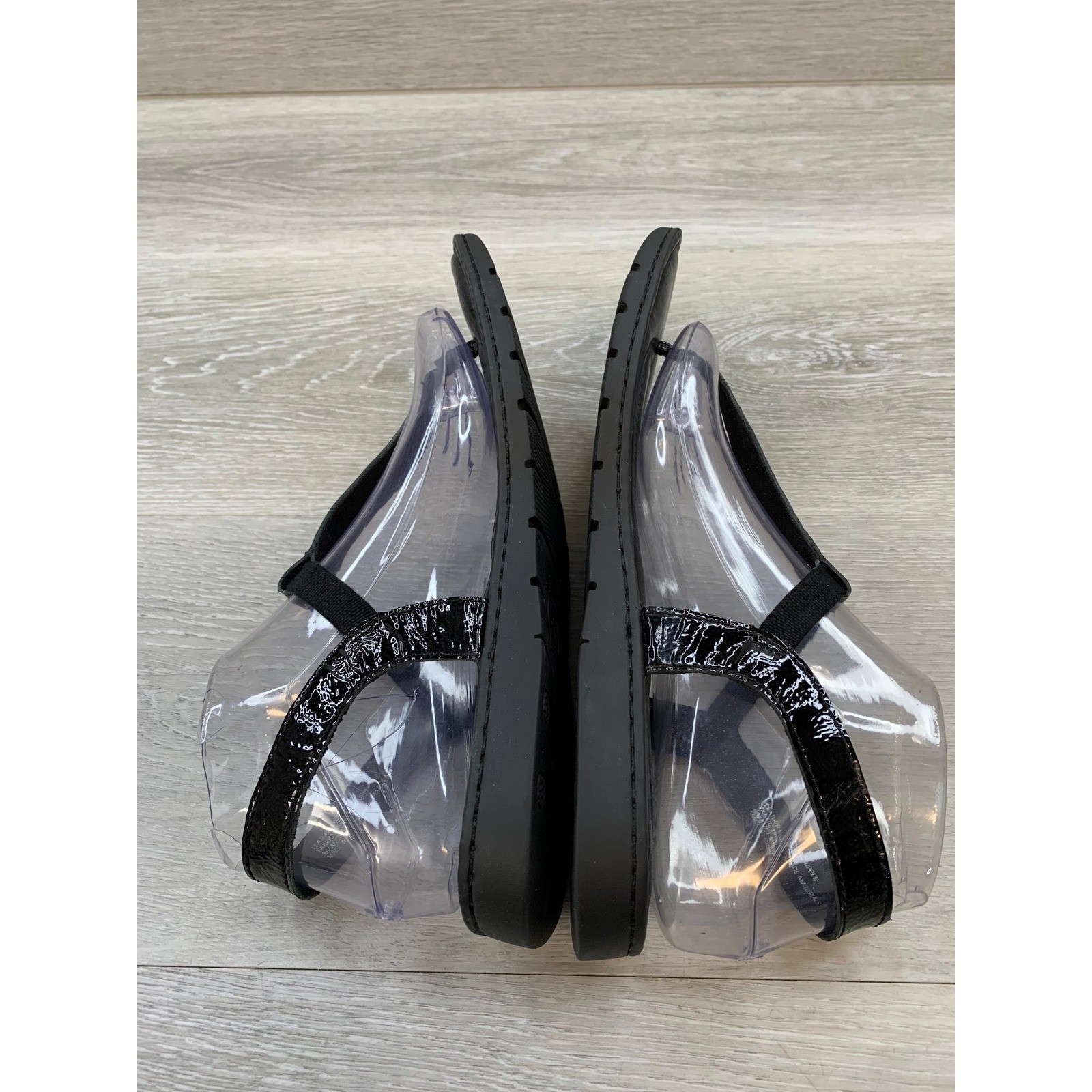 Born Women’s Sandals Black Leather T-Strap Comfort Flat 9 Casual Comfort Shoes