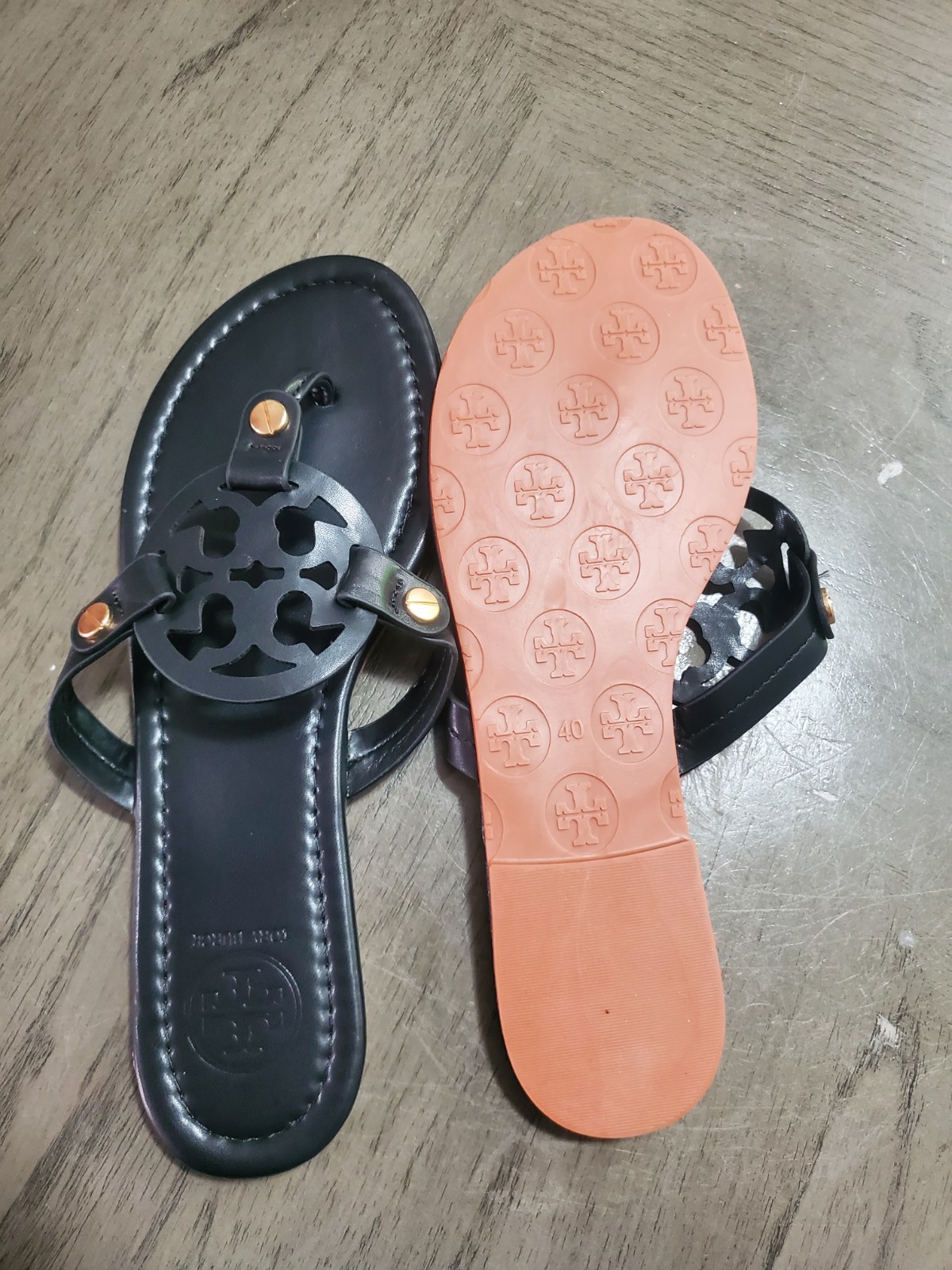 Tory Burch Women’s Black Leather Logo Medallion Thong Sandals Slip-On US 9