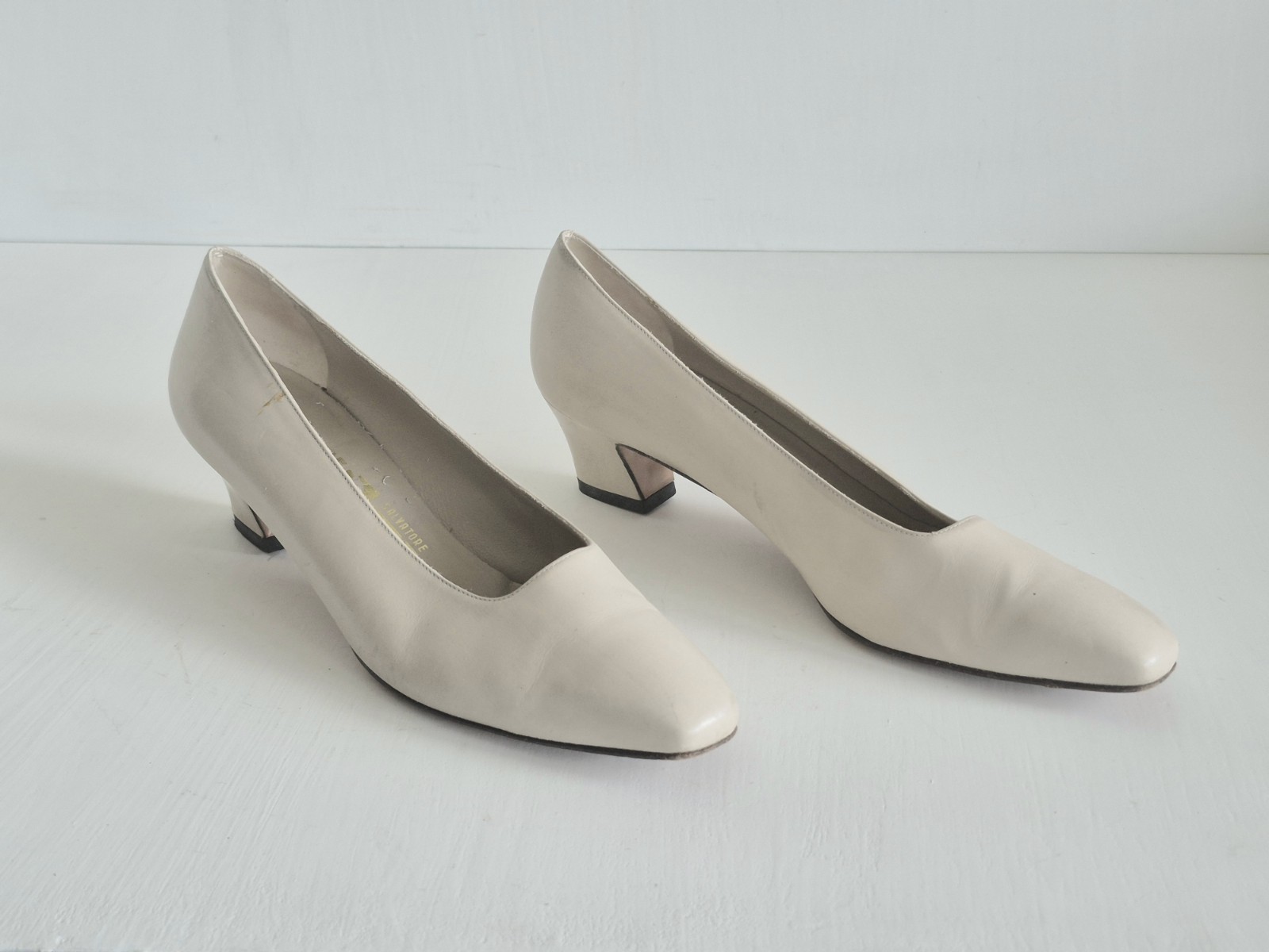 SALVATORE FERRAGAMO Italy Classic Ivory Leather Almond Toe Pumps SZ 7.5 /EU 38