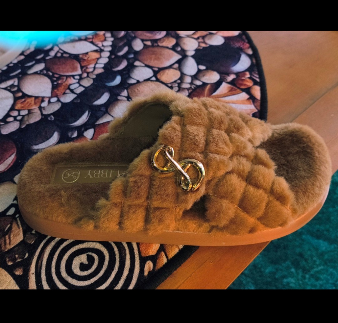 Sam and Libby size 8 Camel Shearling Women’s Crisscross Style Slippers «Fern»