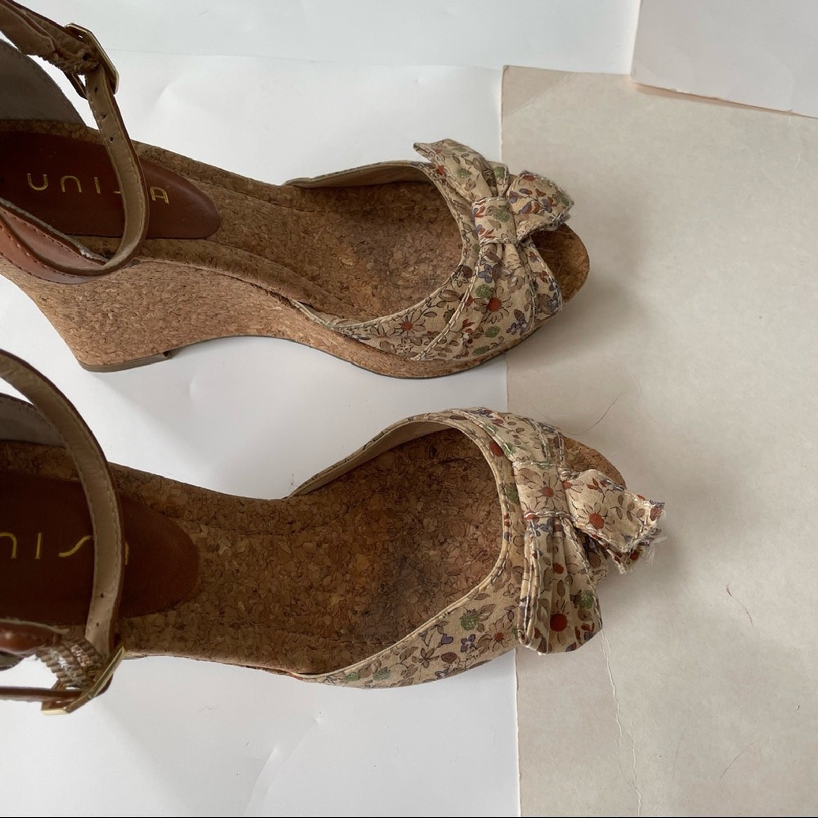 Unisa Wedge Floral Cork Peep Toe Neutral Tan 7 GUC
