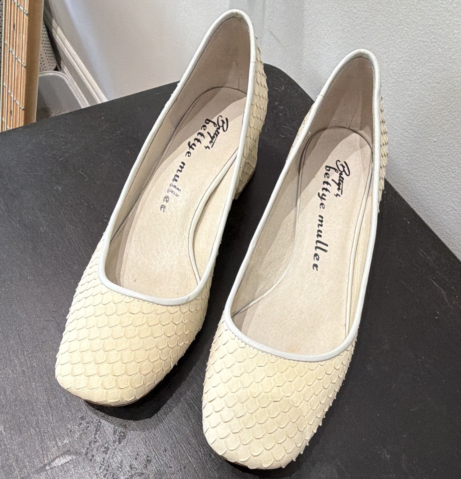Bettye Muller Ivory Snakeskin Leather Textured Round Toe Slip-On Pumps 7M