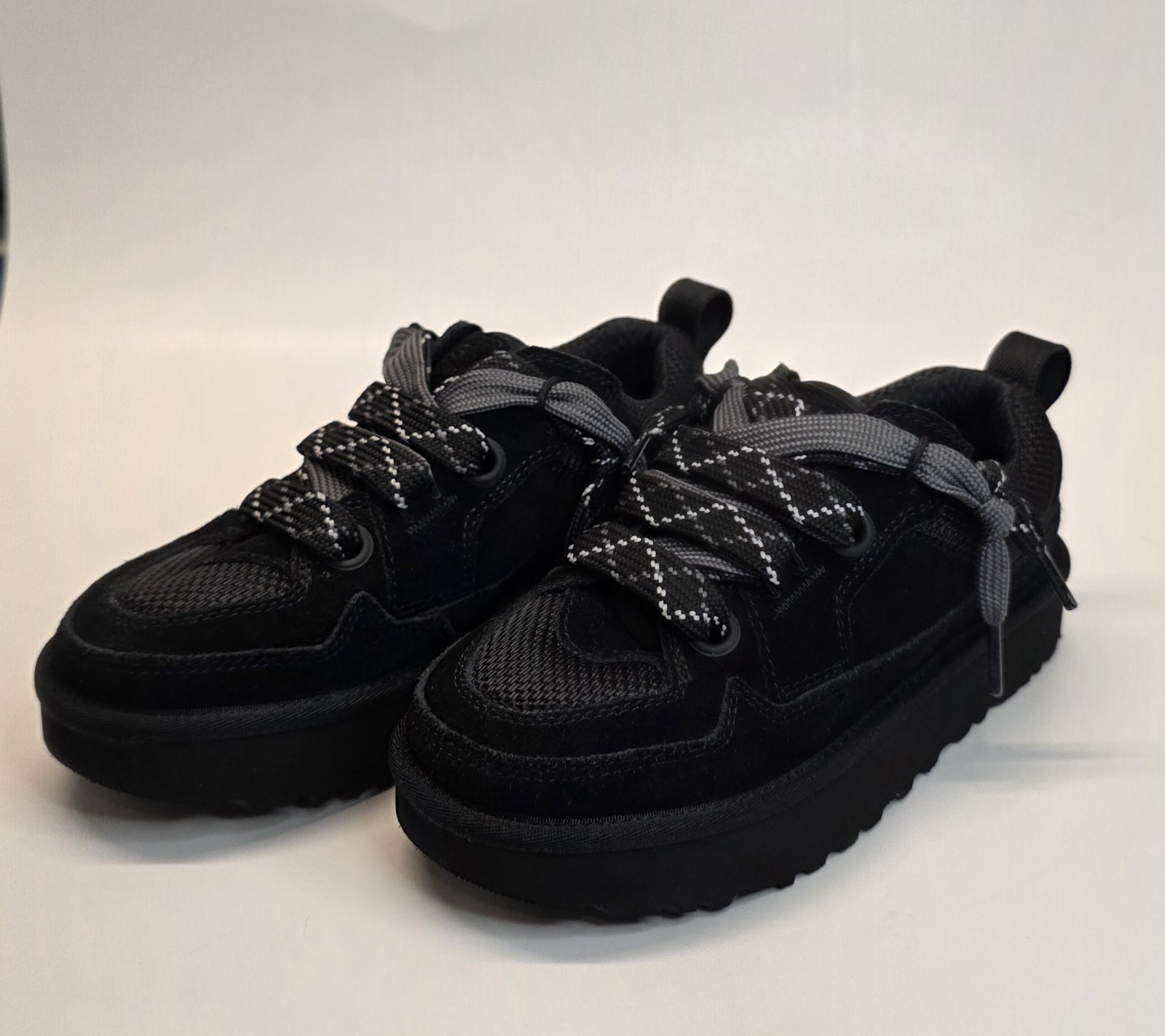 UGG LO LOWMEL BLACK SUEDE TEXTILE SPORTTY SHOES WOMEN’S SNEAKERS SIZE US 6
