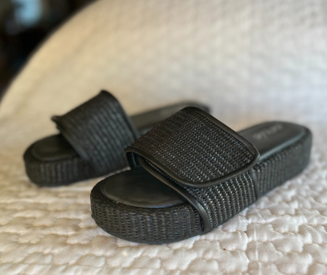 Aerie Slides Womens SIZE US 7 Black Casual Beach Sandals Summer Open Toe Slides