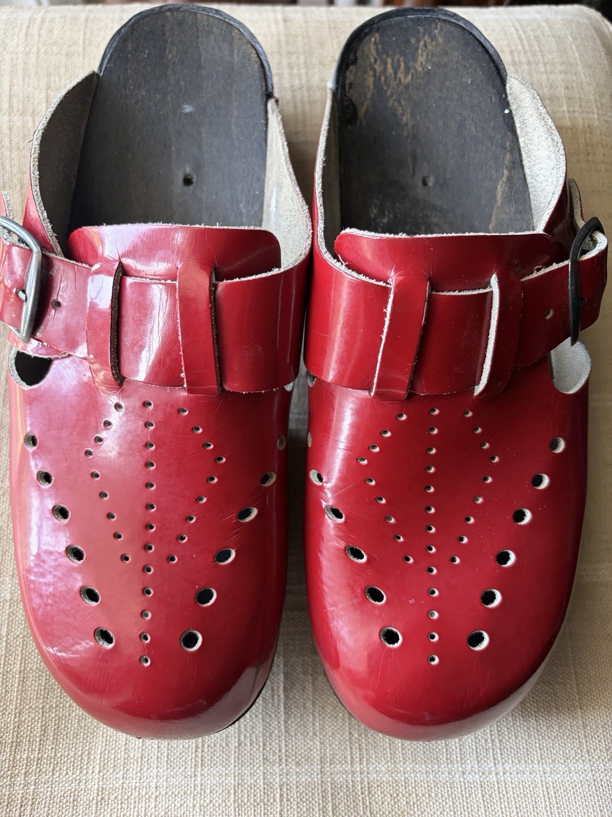 TORPATOFFELN Red Patent Leather Clogs