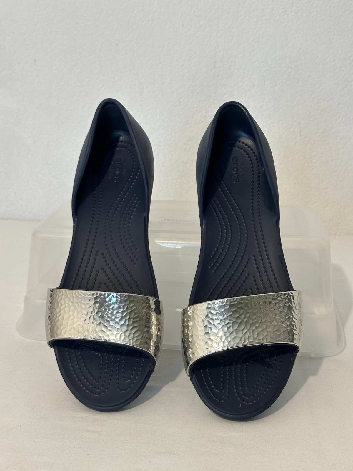Crocs Lina Dorsay Hammered Silver Strap Navy Flat Open Toe Sandals Ionic Comfort