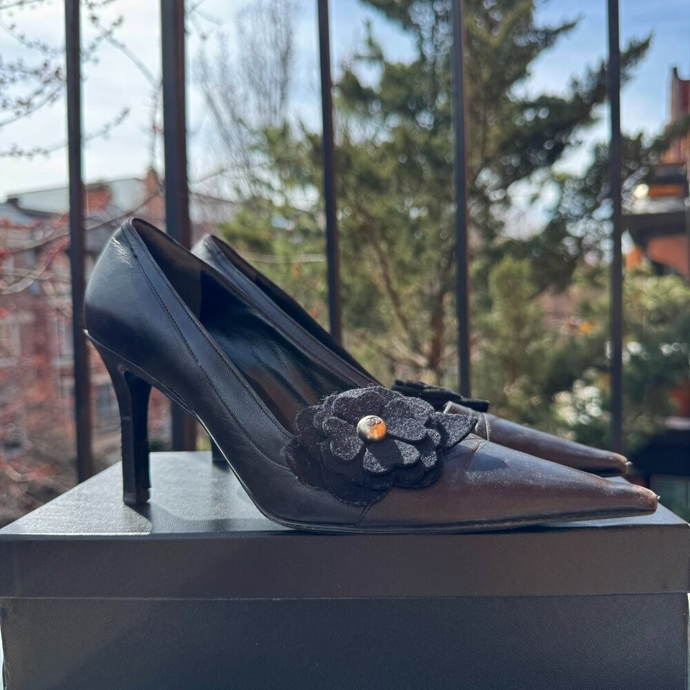 Vintage Chanel Classic Pump Black Camellia Flower Pointed Toe Heels CC US 7/EU38