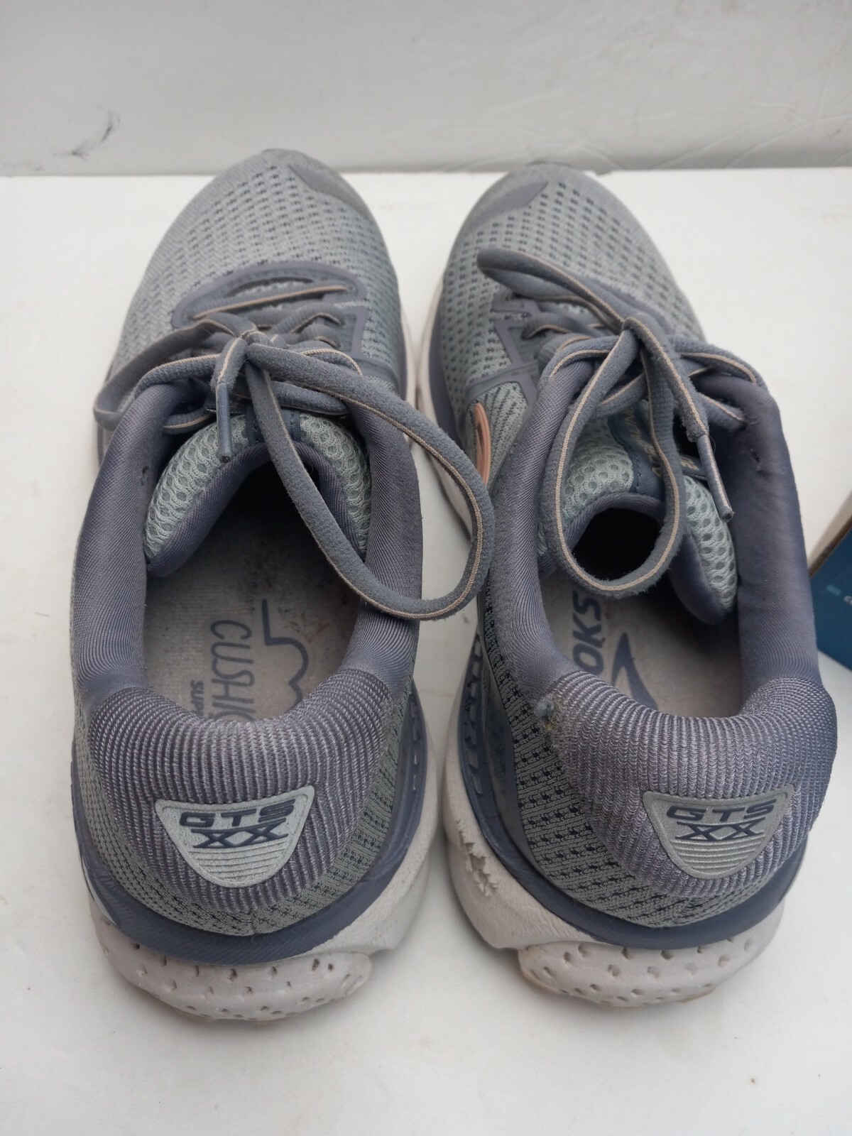 Brooks Adrenaline GTS 20 Gray Running Shoes Womens Sz 8.5 B (see scuff in pic)