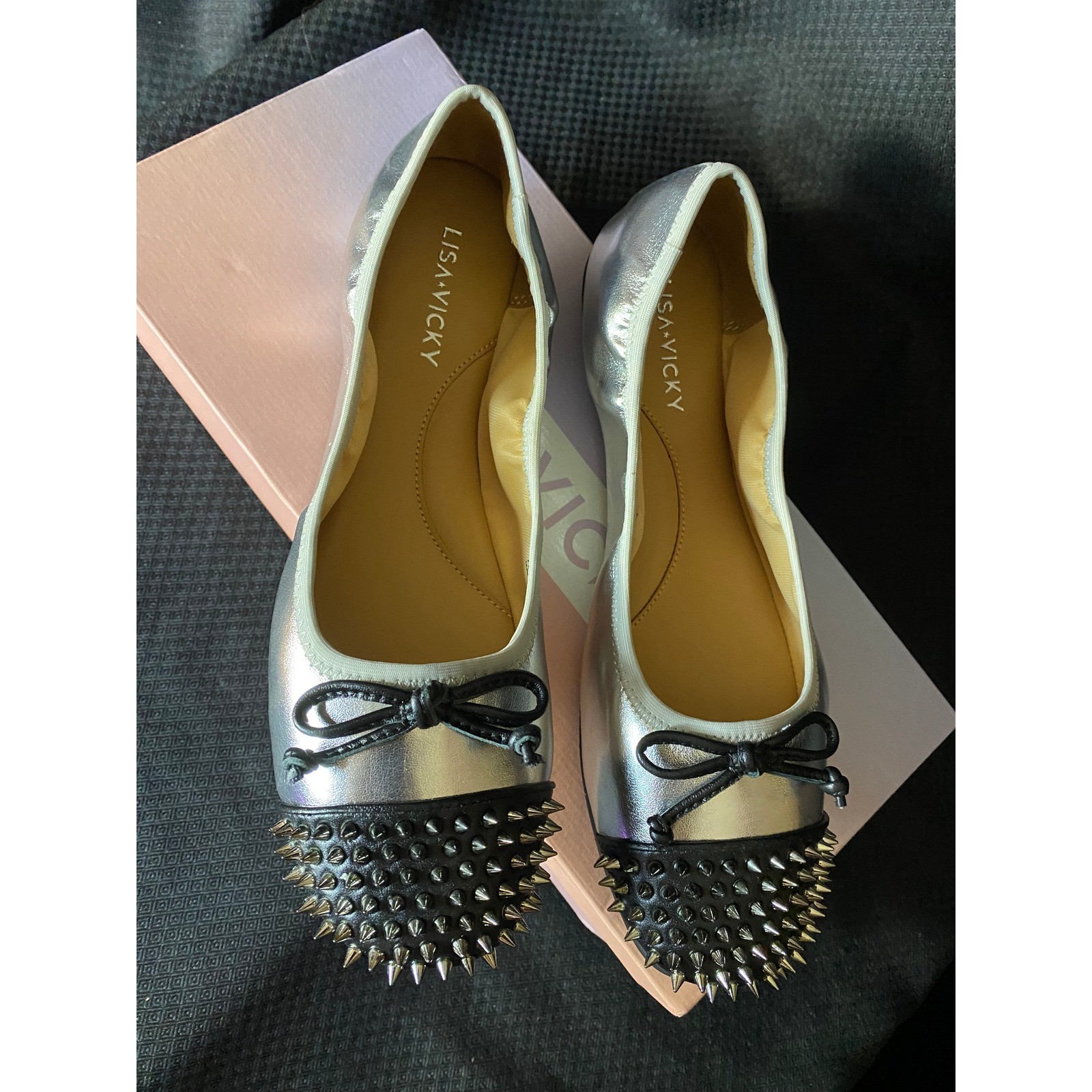 Lisa Vicky Bliss2-V Silver Metallic Studded Cap Toe Ballet Flats Size 7M NEW