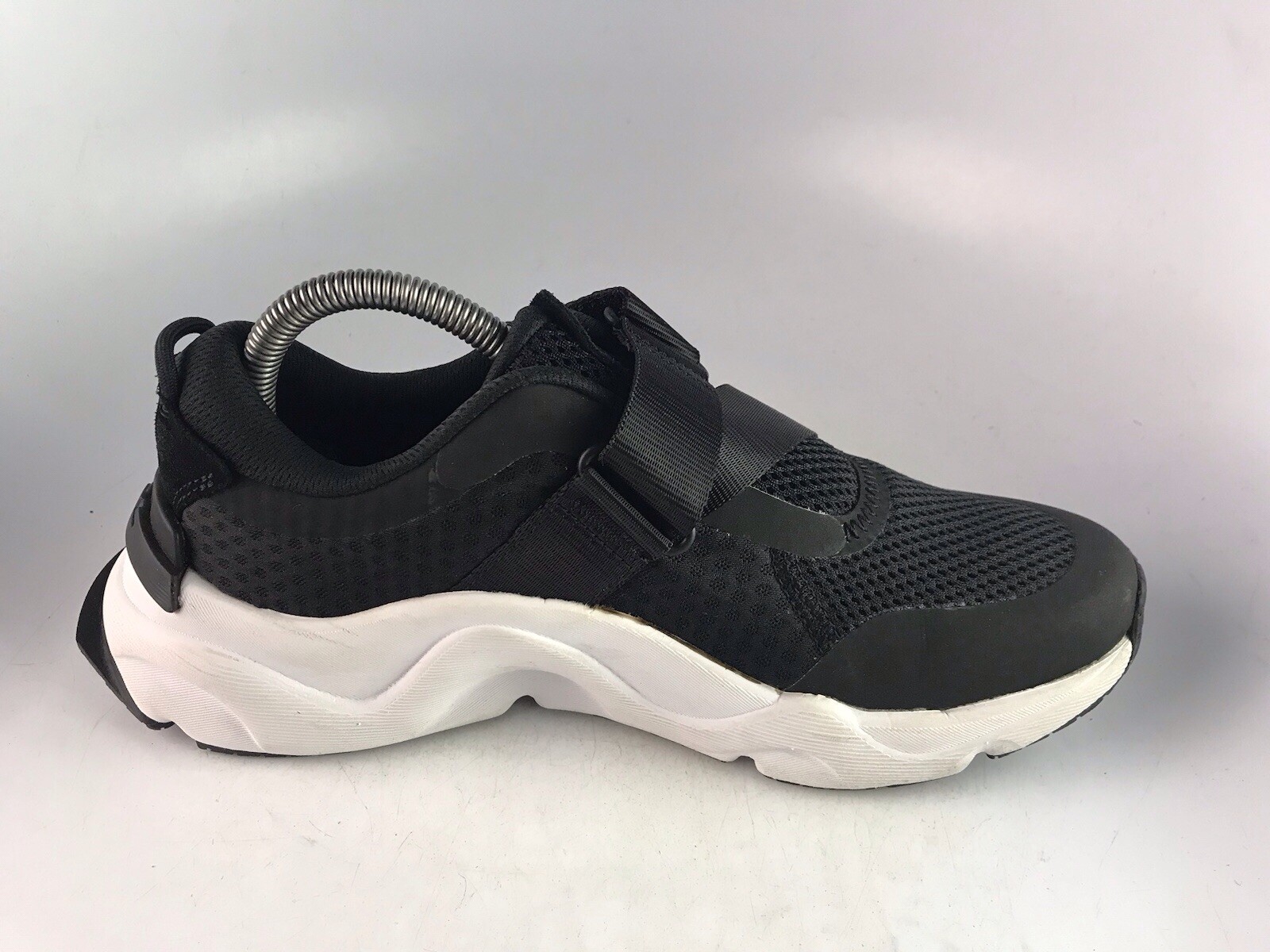Sorel Women’s Kinetic RNEGD Strap Sneaker Black Air Mesh Sz 8 US