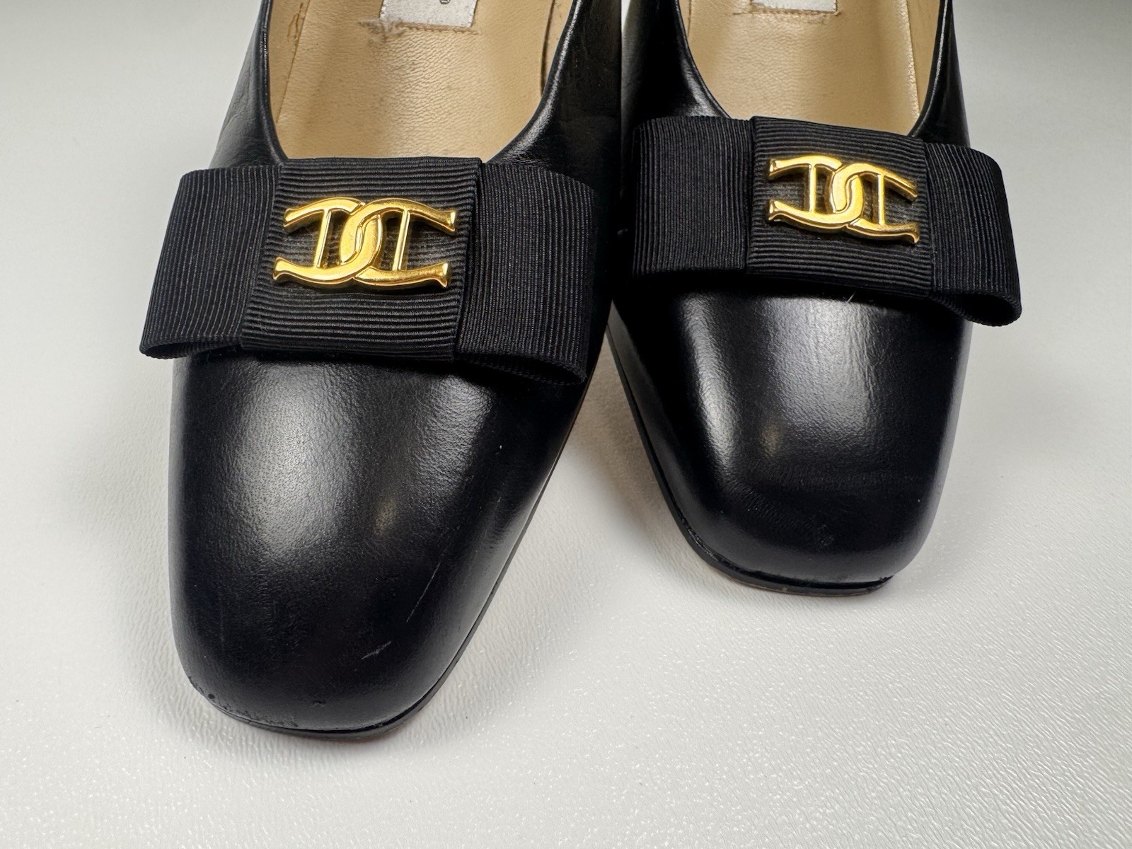 ETIENNE AIGNER Black Vintage Leather pumps, Grosgrain Bow with Logo 8.5 Narrow