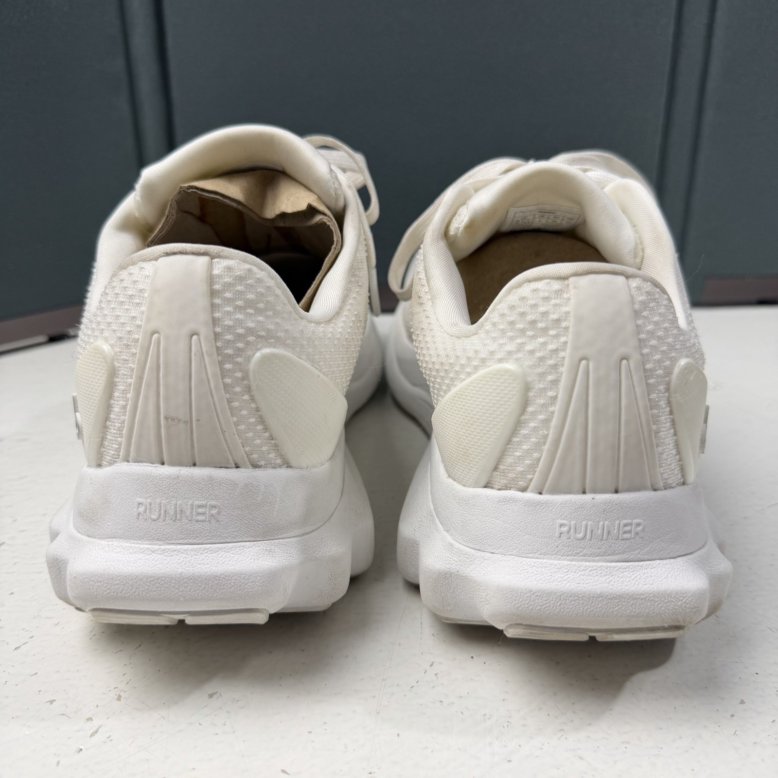 ALO Yoga Runner Men 7 | Women 8.5 White Athletic Low Top Sneakers Shoes A0590U