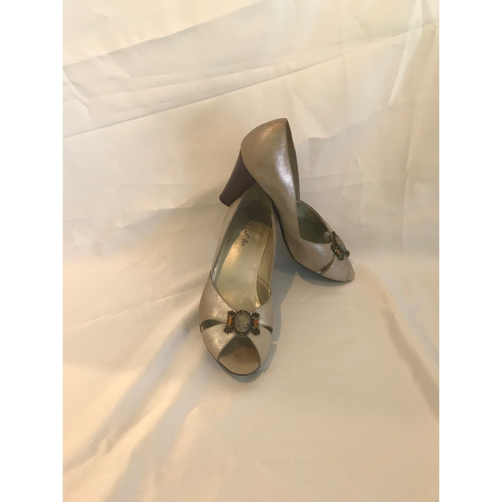 Unisa Lani Champagne Metallic Leather Peep Toe Jeweled Cameo Pumps Heels 8.5M