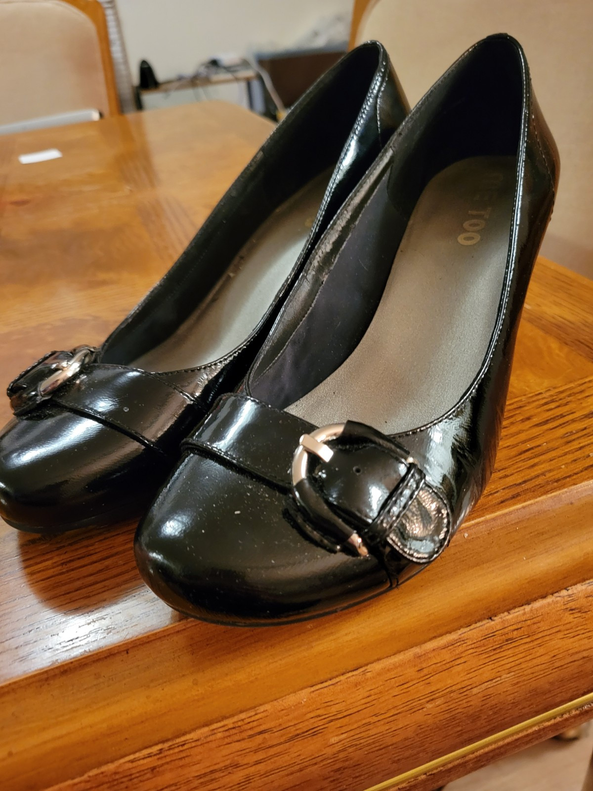 Ladies Black Patent Leather Shallow Toe Pump Sz 9.5M By Me Too. Wedge heel 2.5″