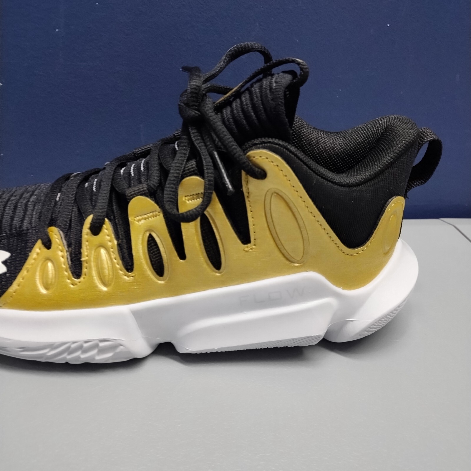 Under Armour Flow Breakthru 4 Basketball Shoes 6.5 Womens Black Gold 3026641-001
