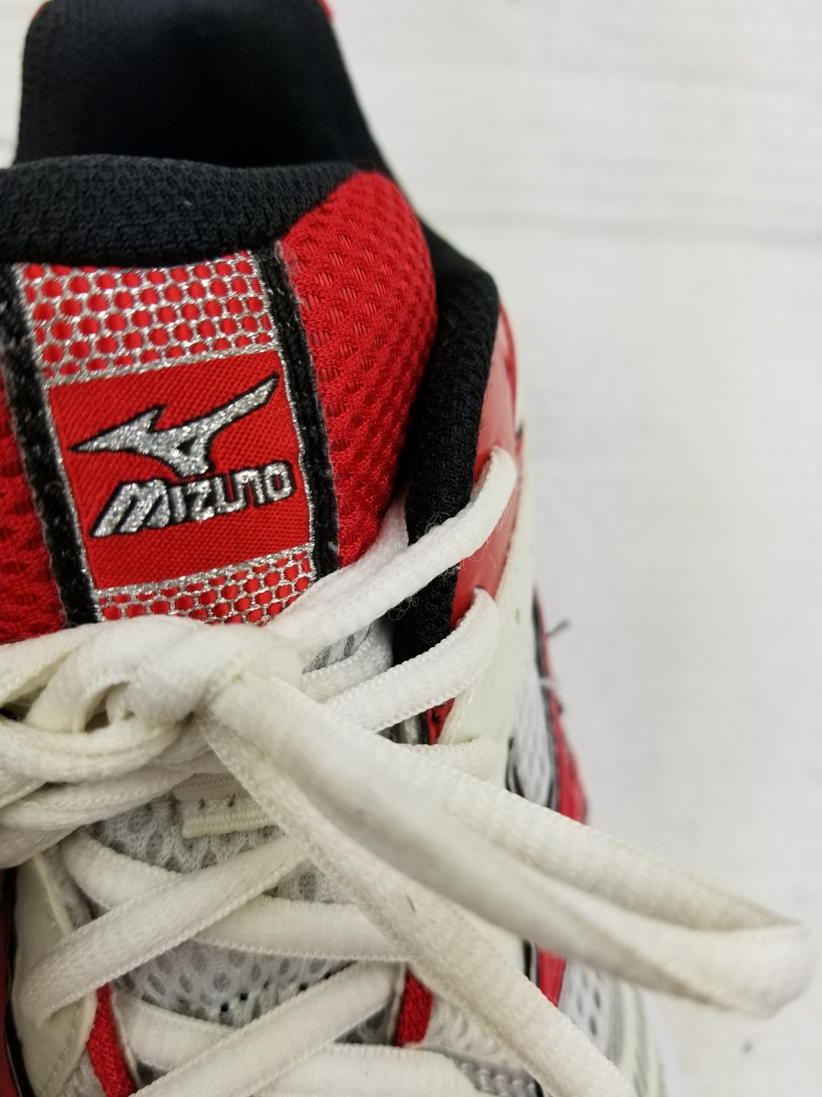 Mizuno Wave Bolt 2 Women’s Running/Walking Althletic Shoes SZ 9.5