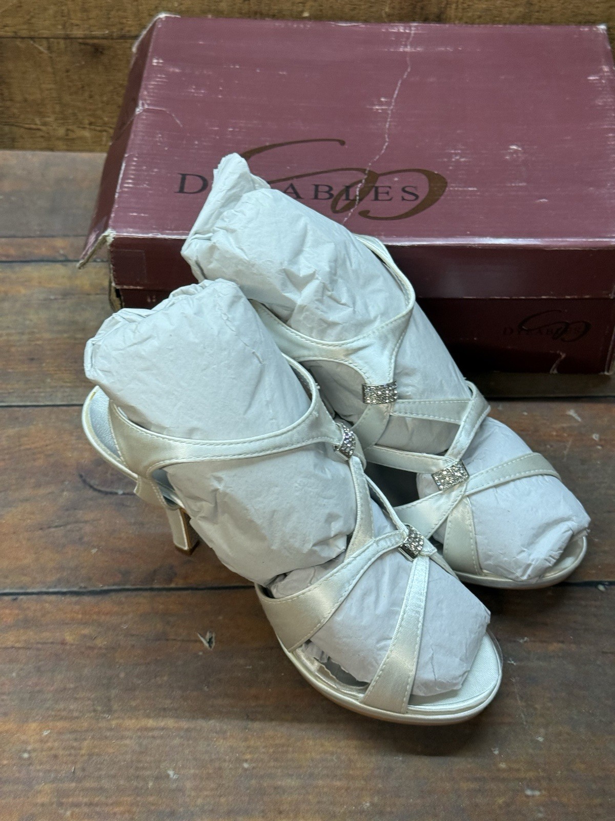 Dyeables Claire White Satin Heels Size 7.5 Wide D Bridal NIB