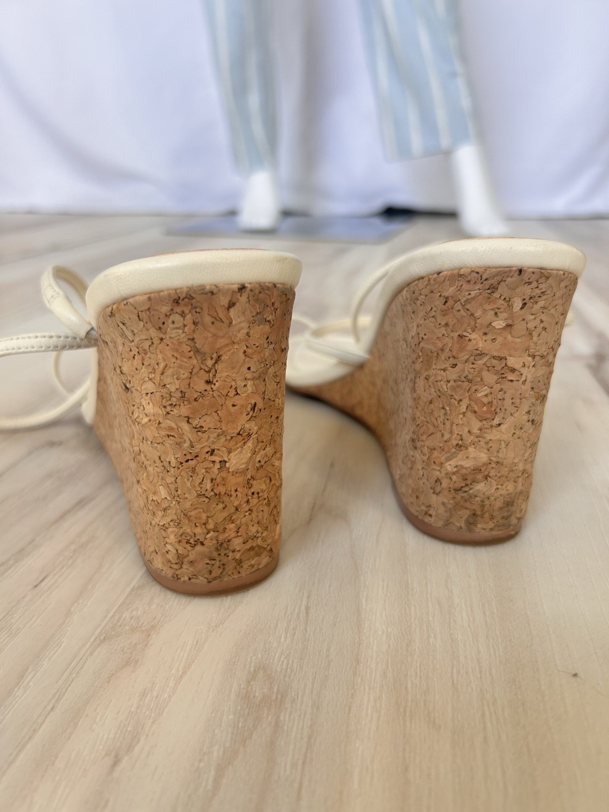 Saks Fifth Ave 38 Ivory Neutral Cream Leather Cork Wedge Toe Ring Sandles 8M