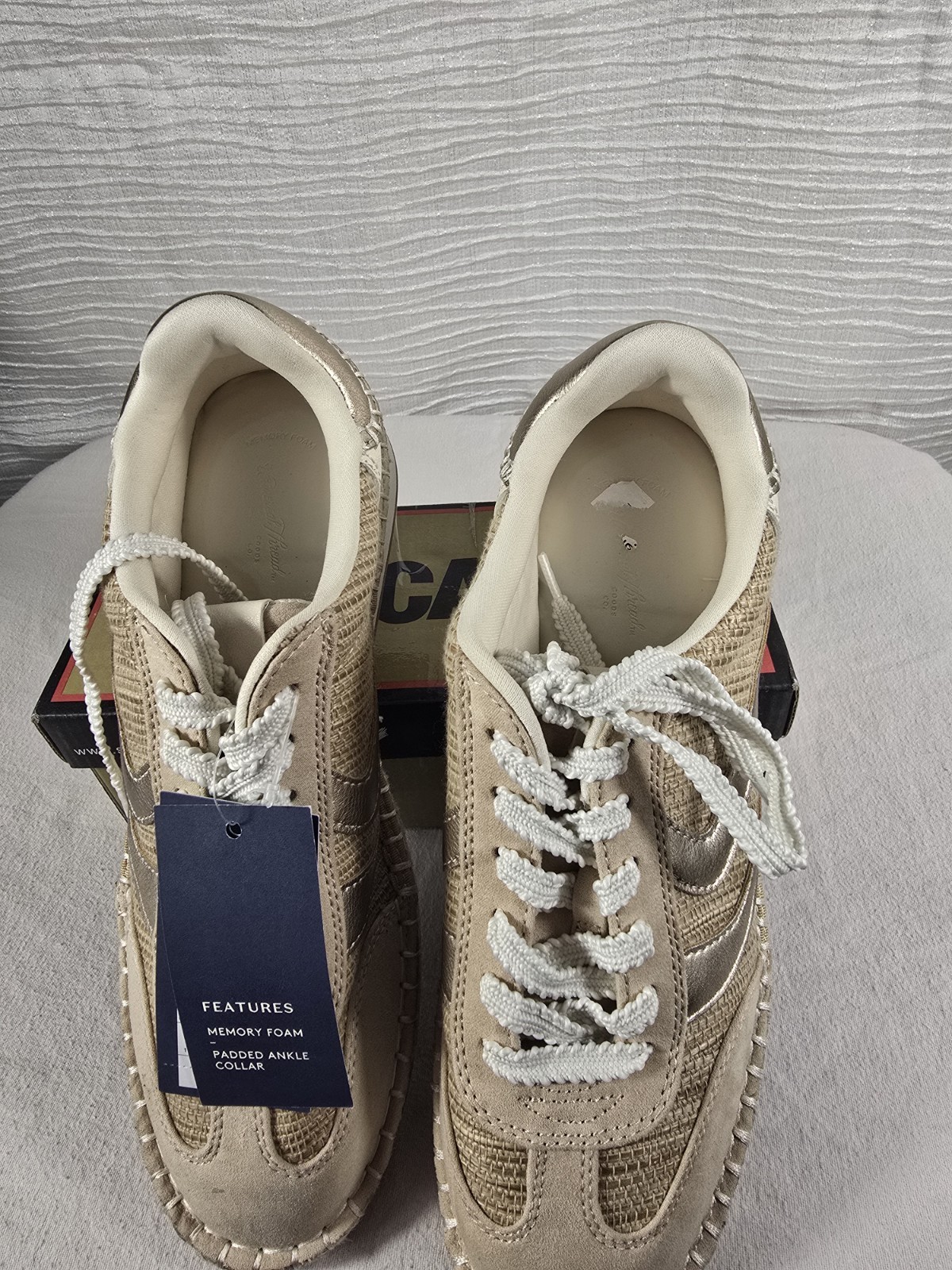 Universal Thread Womens Courtney Casual Fashion Sneakers Light Beige Size 8