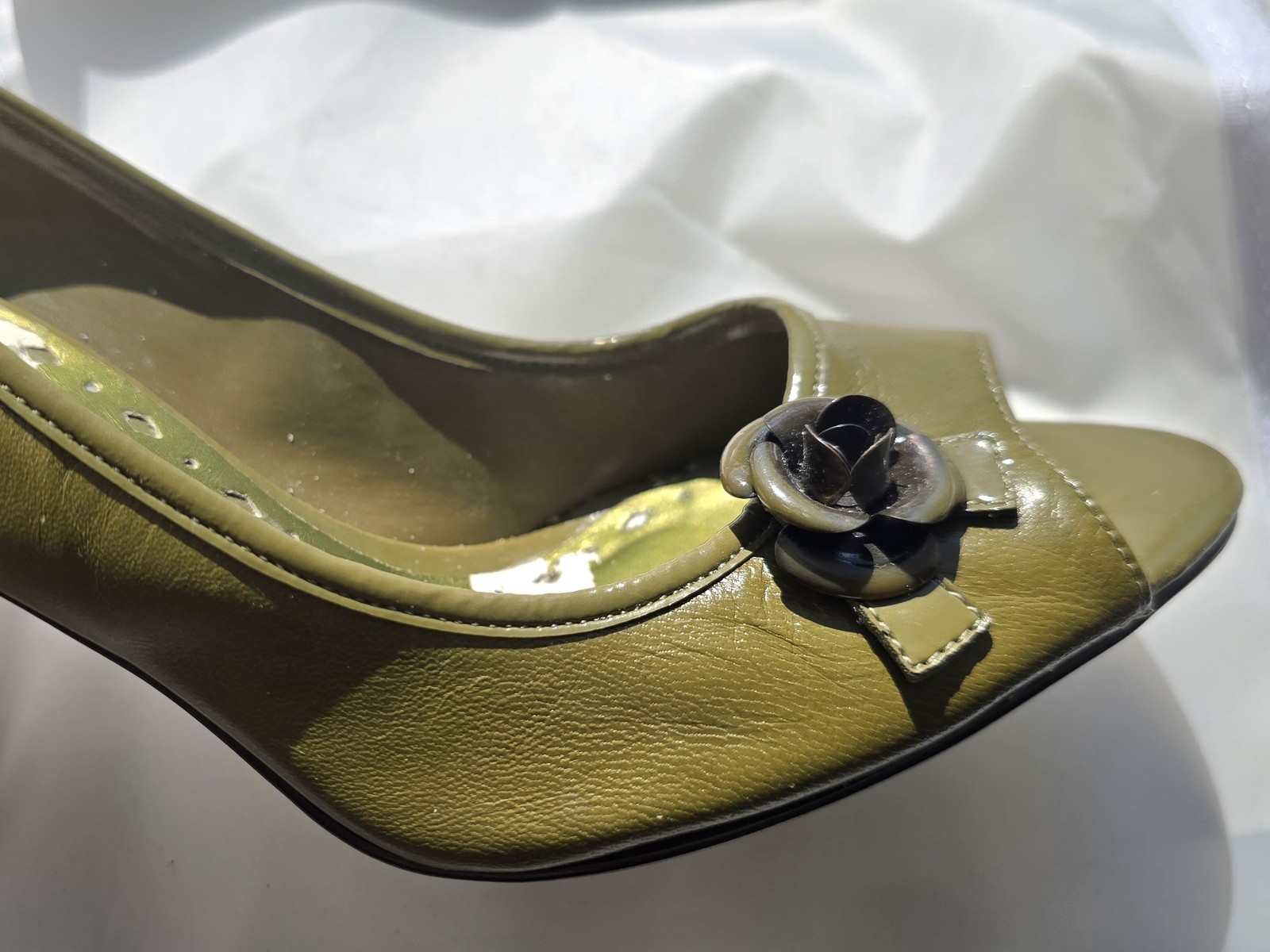 BCBG Girls Olive Green Peep-Toe W Wooden Heel Pump & Flower Applique Womens S 8