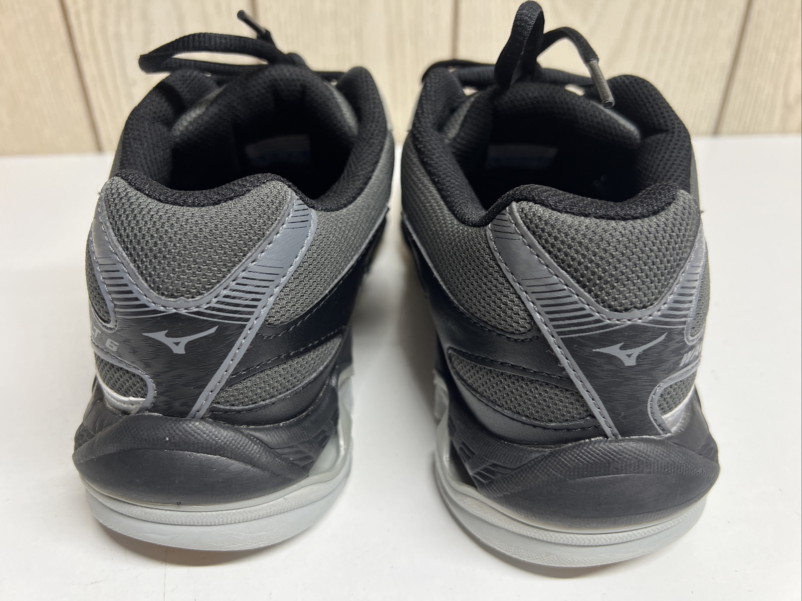Mizuno Wave Bolt 6 Volleyball Shoes – Women’s size 8 retails $100!