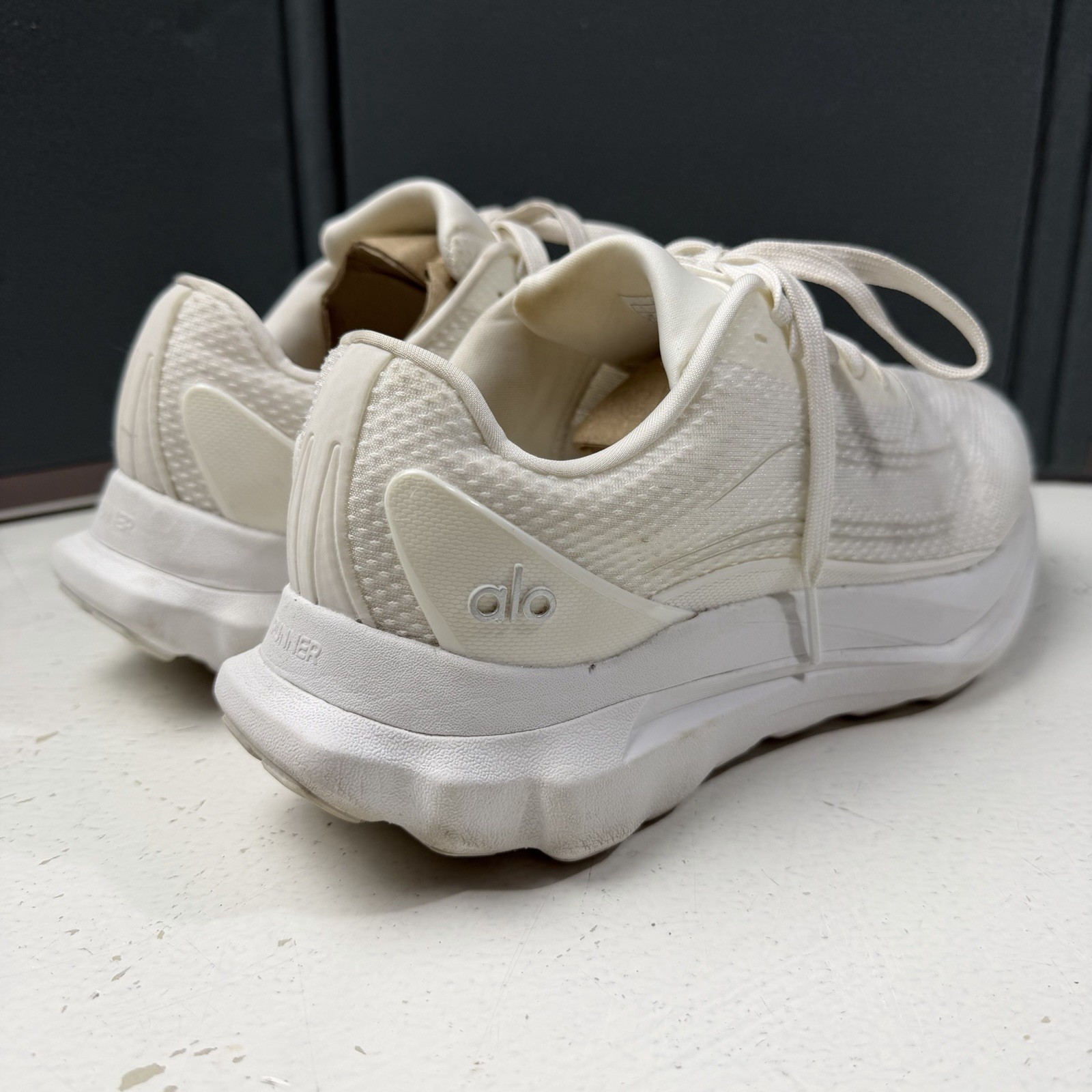 ALO Yoga Runner Men 7 | Women 8.5 White Athletic Low Top Sneakers Shoes A0590U