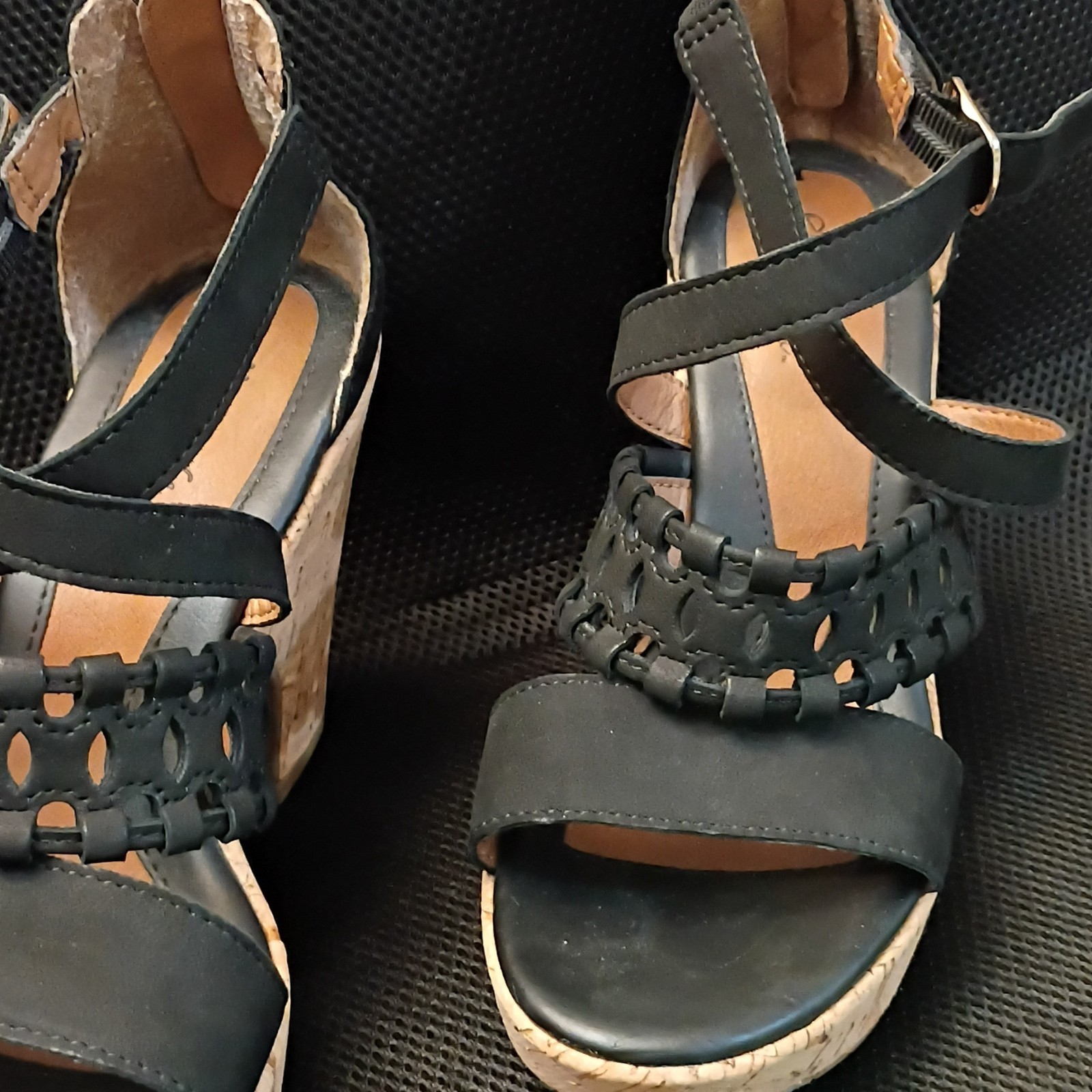 Eurosoft by Sofft Women’s Black Leather Strappy Wedge Sandals Ankle Strap 7.5