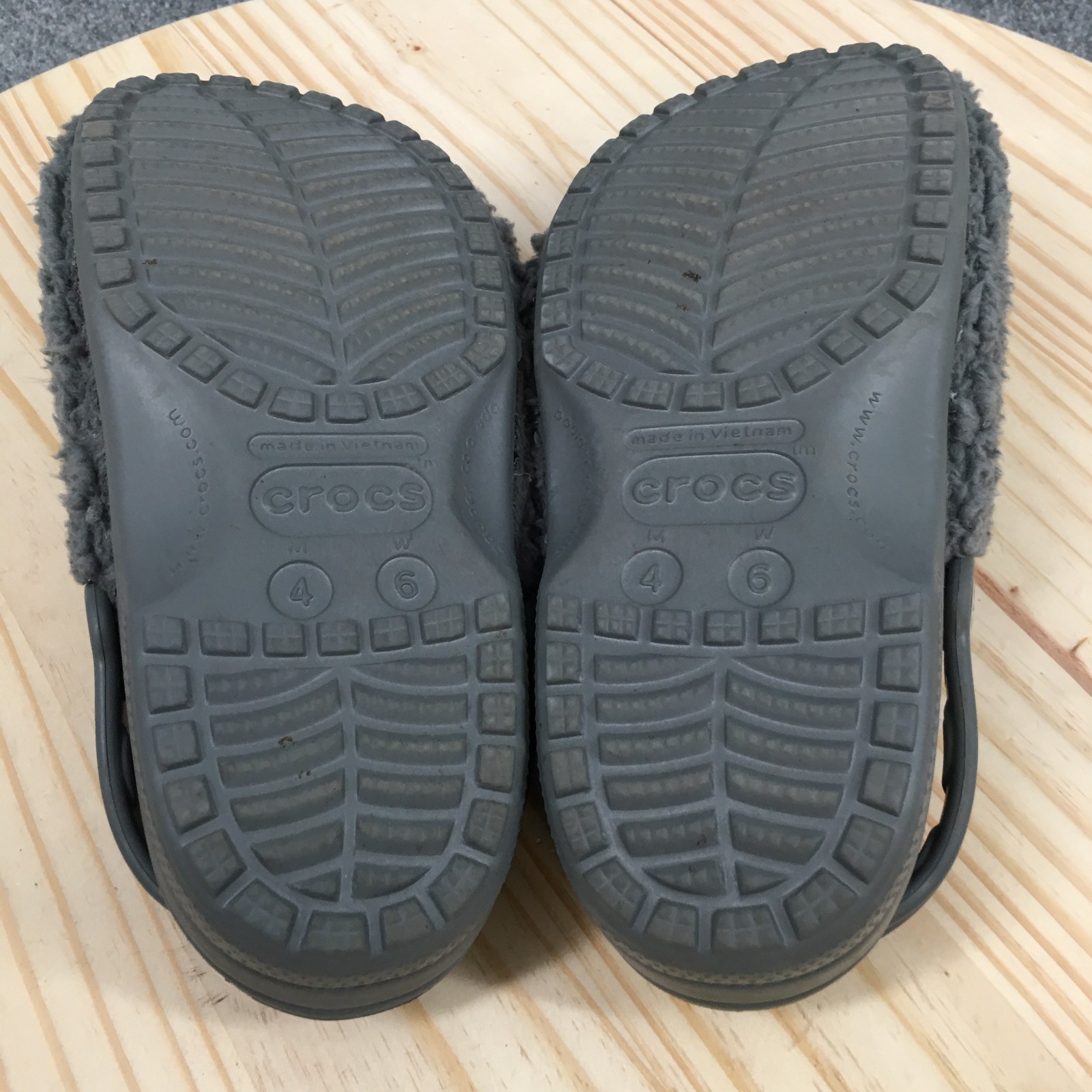 Crocs Shoes Mens 4 Womens 6 Classic Fuzz Mania Clog Gray Faux Fur Comfort Logo