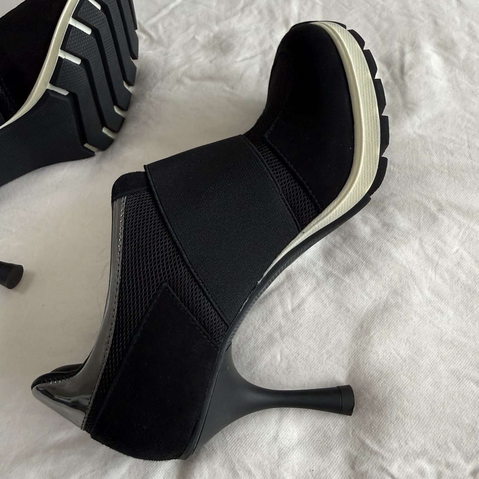 NWOB Sneex The Icon Silver Metallic Black Sneaker Heels Size 6 – $395 Retail