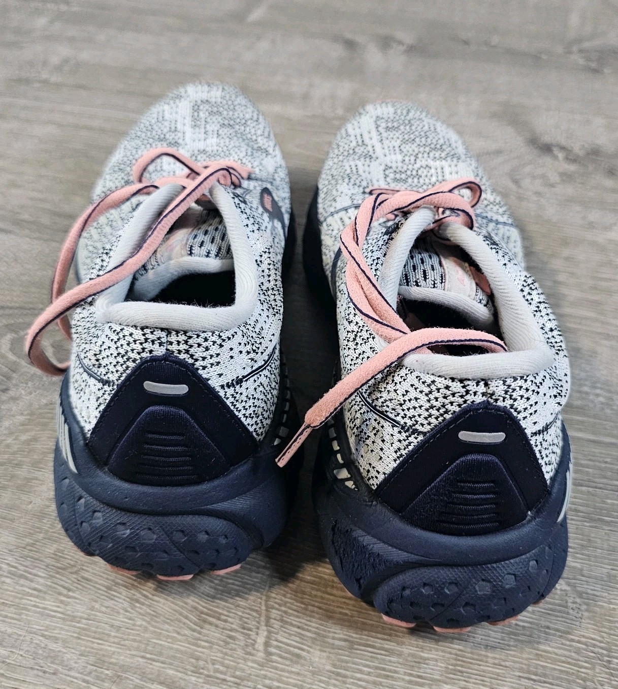 Size 7.5 – Women’s Brooks Adrenaline GTS 21 Coral/White Running Shoe See Picture