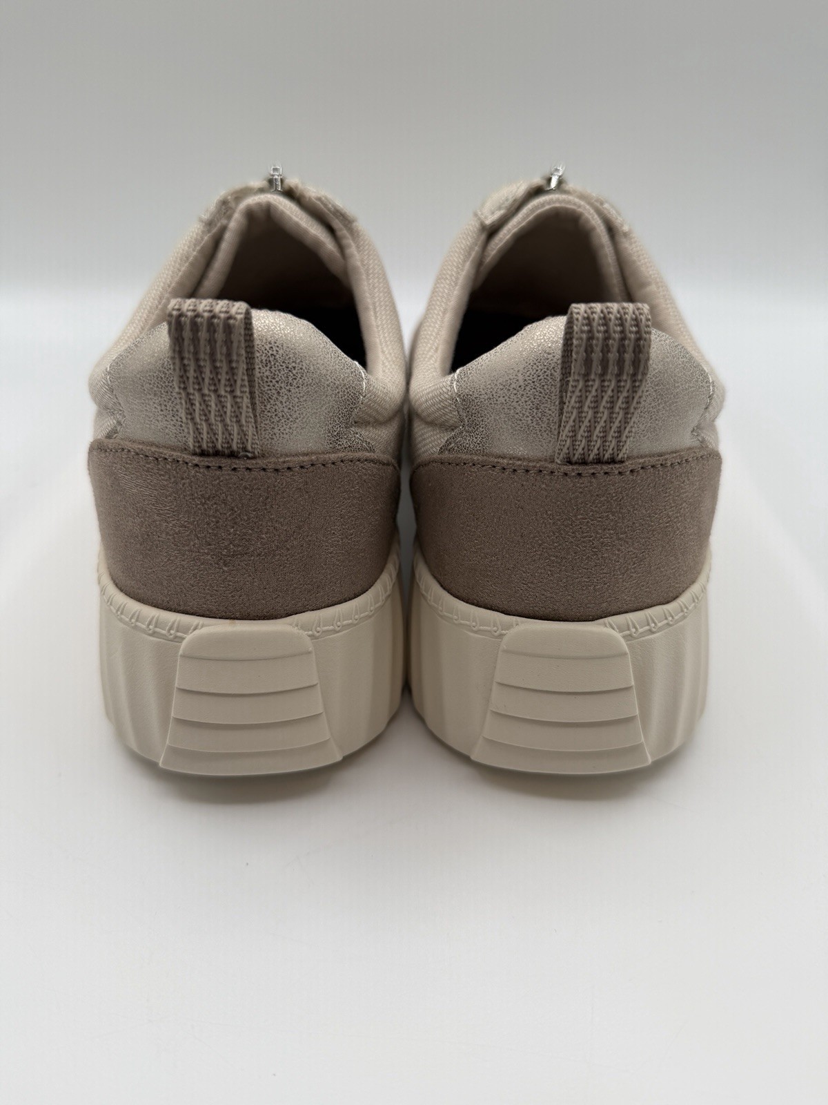 BZees Winner Comfort Sneaker, Women’s 9M, Beige,Gold Metallic Accents,Zip,NIB