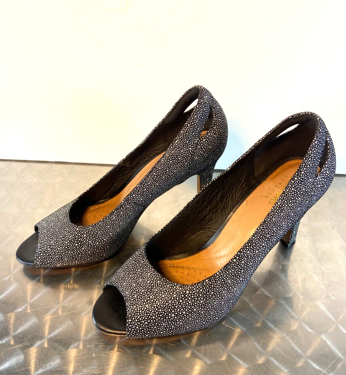 Clarks Nubuk Women’s Size 8 Leather 2 1/2″ Pumps «Heavenly Maze» Black & White