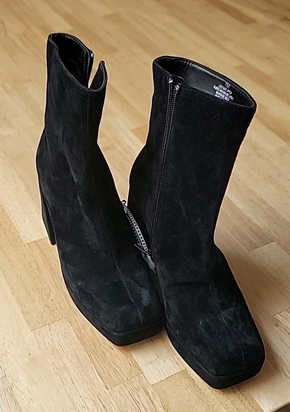 Gianni Bini Block Heel Booties Size 7. So-Retro Suede Platform Comfy Boots