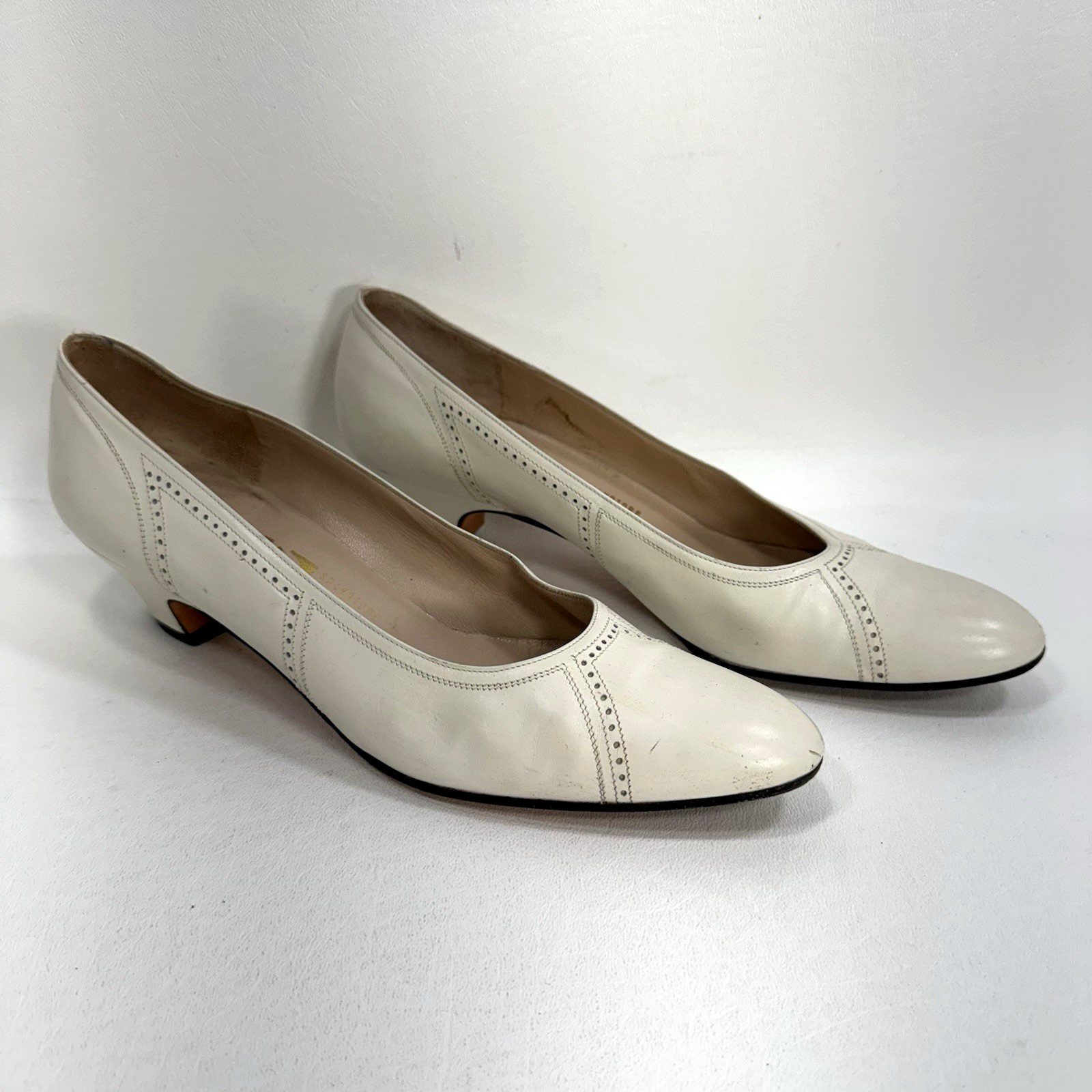 Vintage Salvatore Ferragamo Cream White Women’s Size 9 AAAA Pumps – See Details