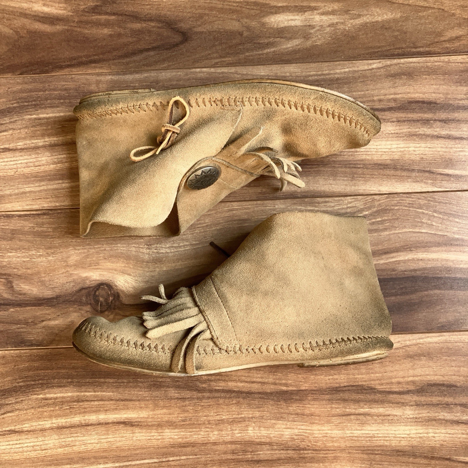 Minnetonka Moccasin Shoes Womens 7 Beige Fringe Suede Western Boho Leather