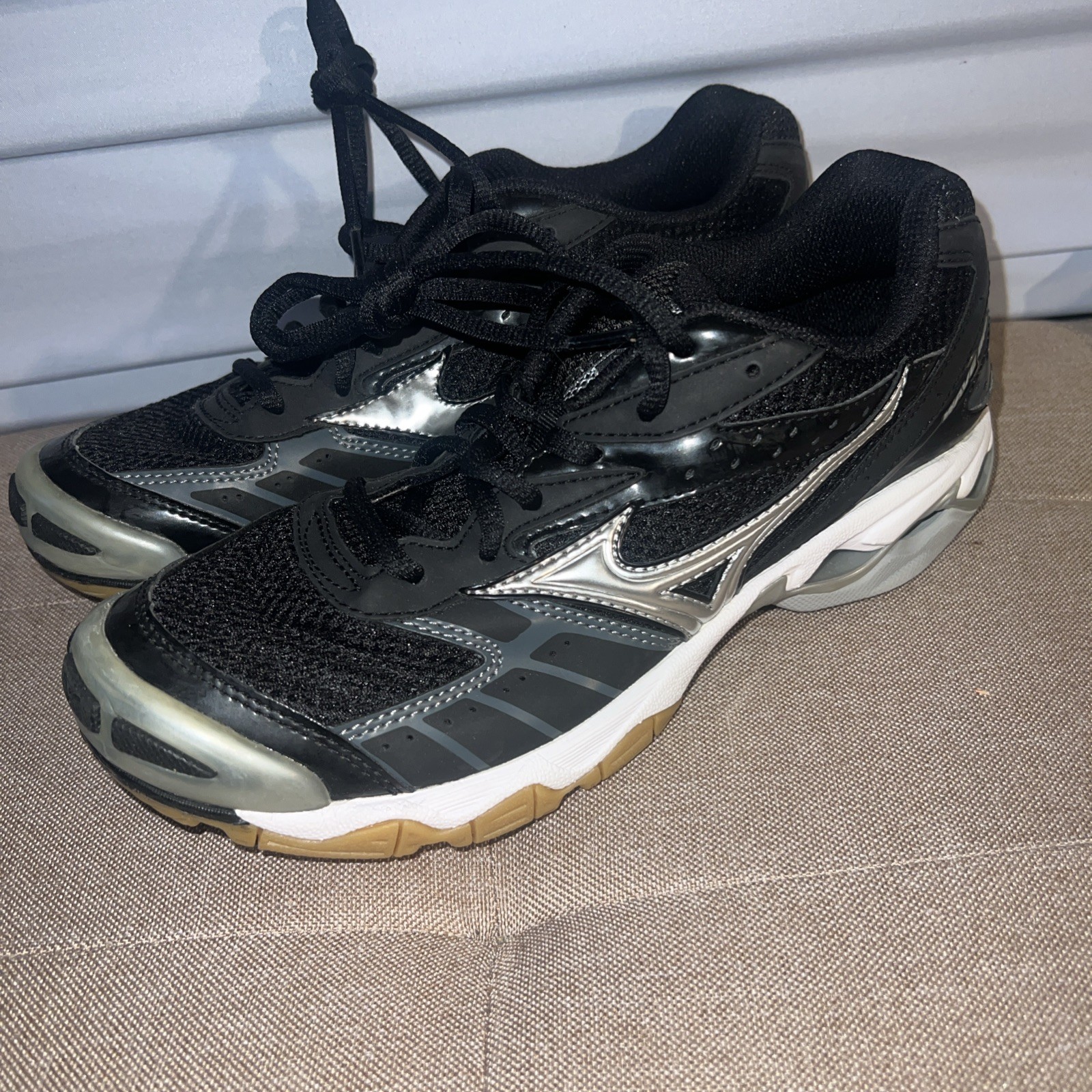Mizuno Wave Bolt 4 Black Silver Gum Soles Volleyball Shoes Women’s Size 8