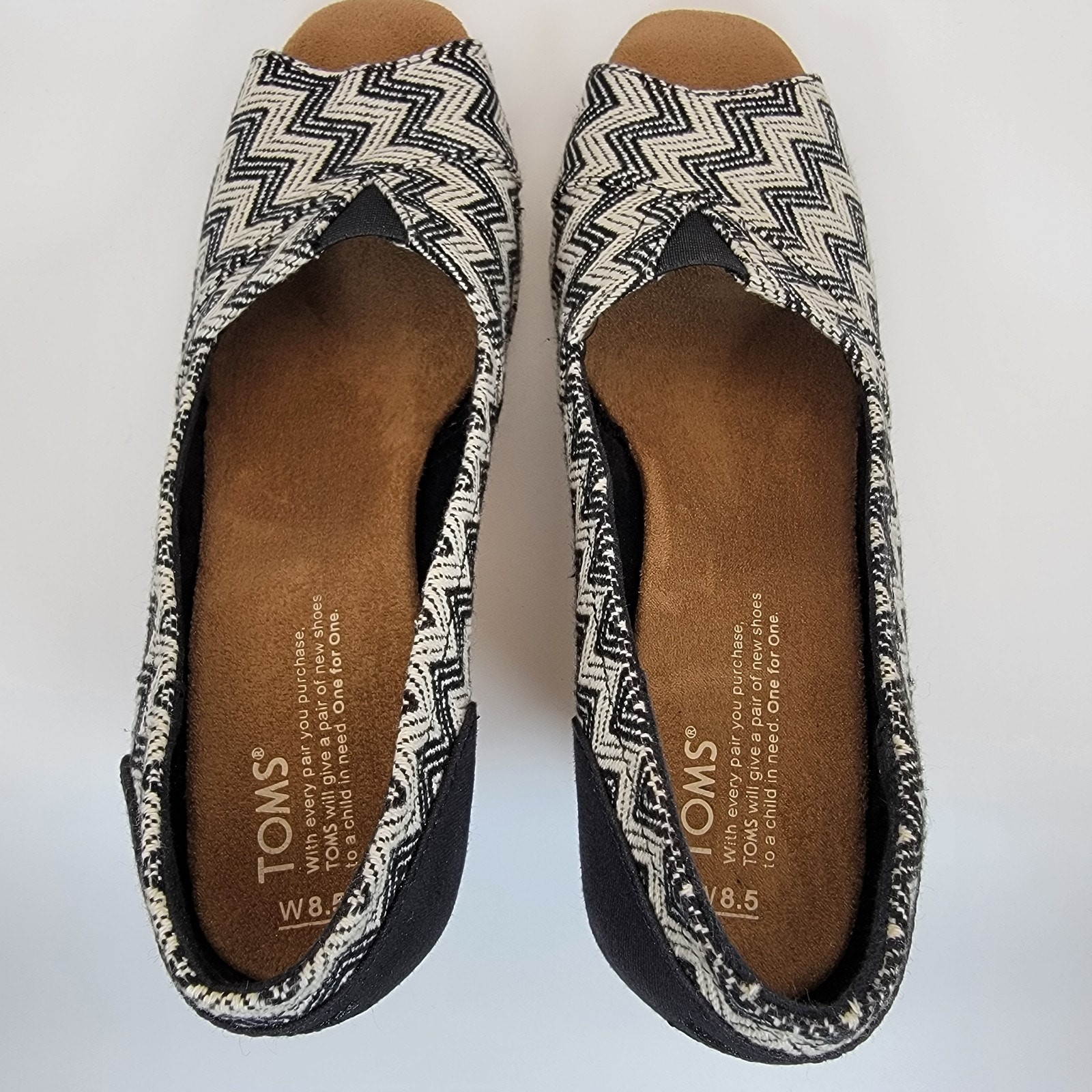 TOMS Stella Classic Wedge Heels Women 8.5 Black White Chevron Zigzag Peep Toe