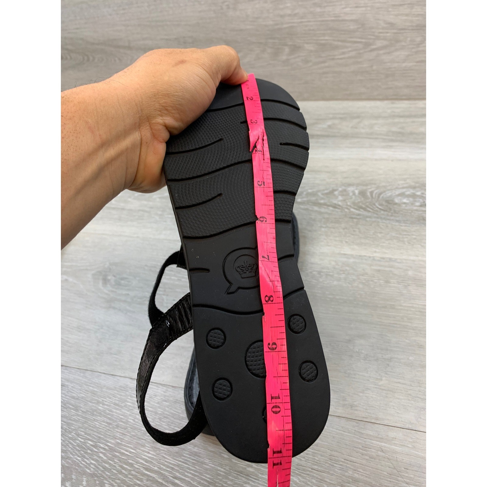 Born Women’s Sandals Black Leather T-Strap Comfort Flat 9 Casual Comfort Shoes