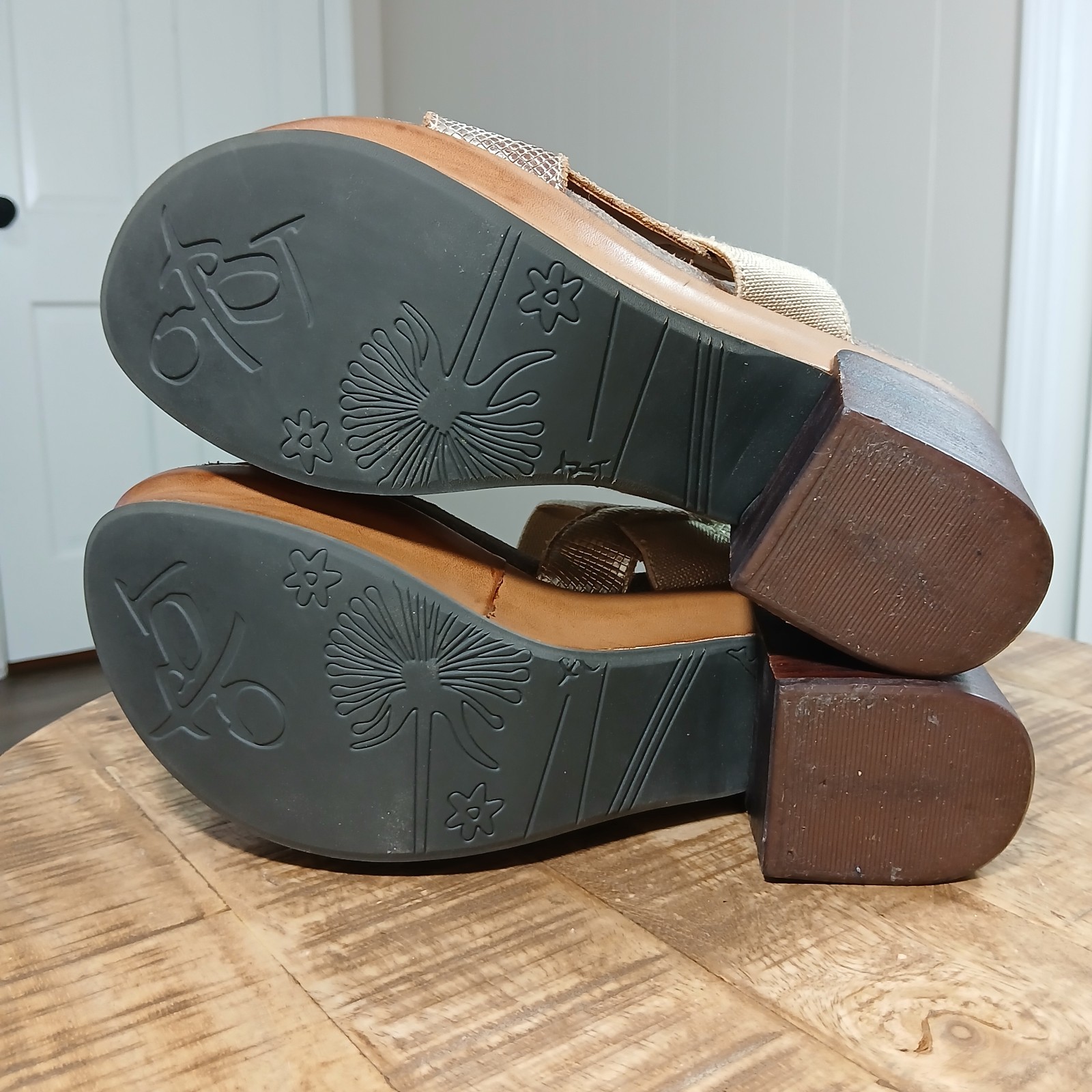 ​OTBT Indio Platform Sandals Womens 9M Gold Metallic Textured Leather Wood Heel